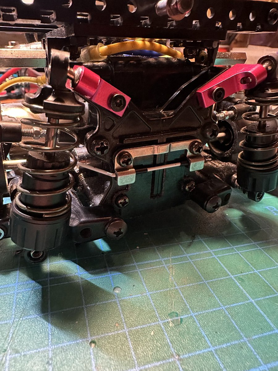 purpletrueno's tweet image. TLにスタビ付けてみた。
ロアアームを前に出してるので、元々の位置では付かず、外側にずらして取付。
ツーリング用だけど、ソフトだと思うからどうだろうか…
効き目を調整出来るといいけど、ん〜どしよ？_(:3　)ユ

#TL01
#ラジドリ
#リヤスタビ