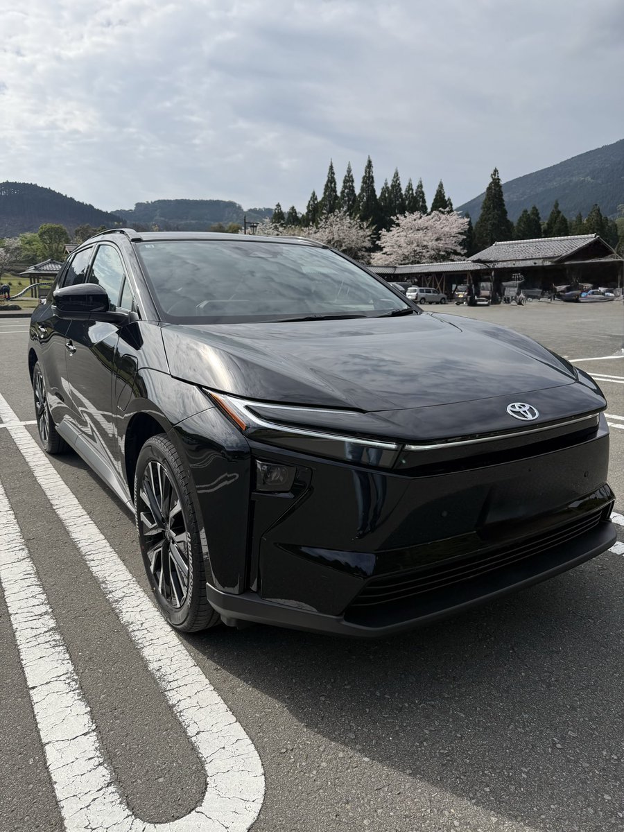 嫁の車が納車されたからドライブしてみたよ
bz4xっていう車のノーマルのやつ
踏めばヒューーんって速いやつ
田舎民にこそ最適かも

やっぱりツートーンにすればよかったかな…