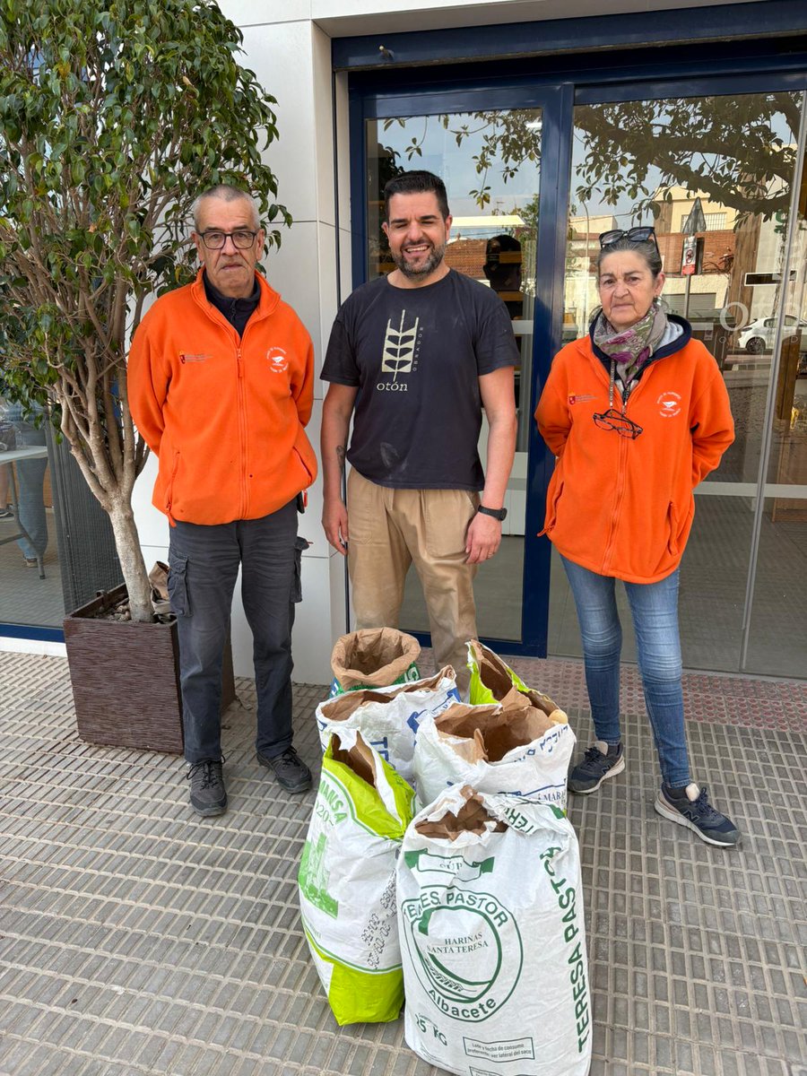 Banco de Alimentos de la Región de Murcia - Cartagena Hoy hemos estado recogiendo Pan donado por la Panadería Oton. Así como nuestros voluntarios están haciendo entrega de ropa a las Ongs que así lo necesitan.
