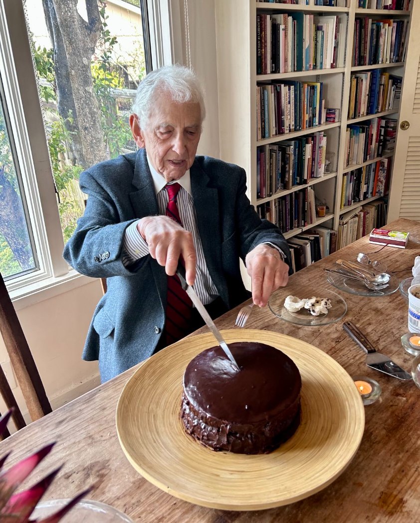 RobertEllsberg's tweet photo. Today my father would be 95. My reflections on his quest to save the world from "obliteration," the dangers of blind obedience, the imperative of hope and resistance. https://t.co/lM1kvFmHBC https://t.co/OVv1z6bLpA