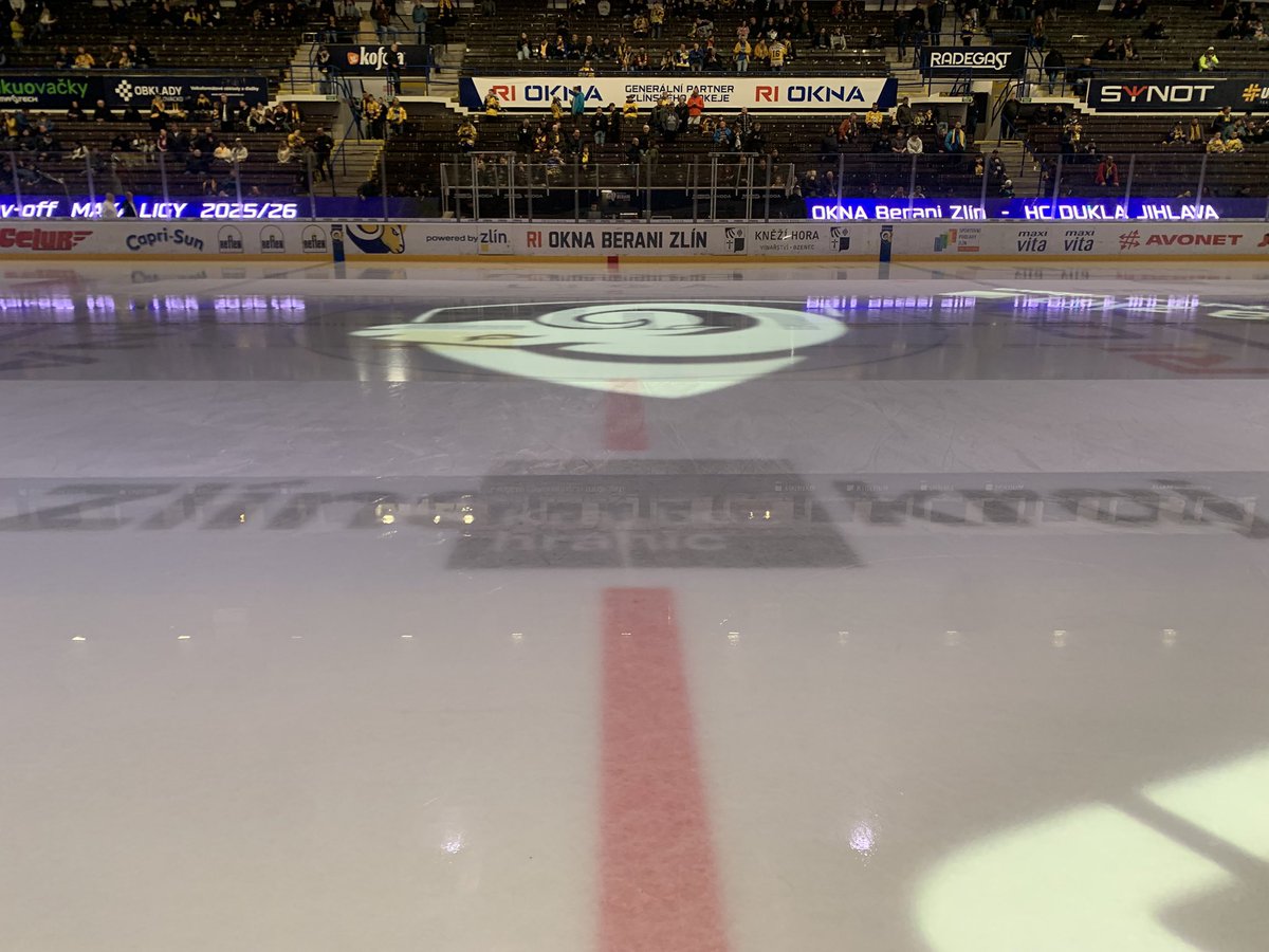 Kvasnicka_CT's tweet photo. Po 24 hodinách znovu na značce mezi střídačkami. Čtvrté finále @maxaligacz @hokejzlin versus @hc_duklajihlava . Vypjaté, ale zatím korektní finále soutěže na ledě i v hledišti. Bude mít Jihlava po dnešku mečbol nebo Zlín sérii vyrovná? Dnes znovu v programu @sportCT https://t.co/jI8l4Xn7Wb