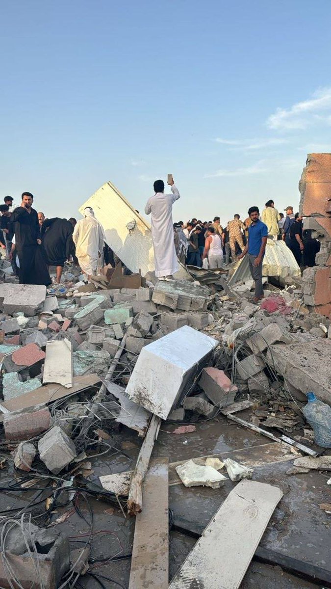 SajadHamed36370's tweet photo. توثيقات لاثار العدوان الكويتي الغادر على البصرة والذي انطلق من #الكويت باتجاه مدينة #البصرة . 
استشهاد عائلة كاملة واصابة عدد اخر https://t.co/LYMkXm3mK8