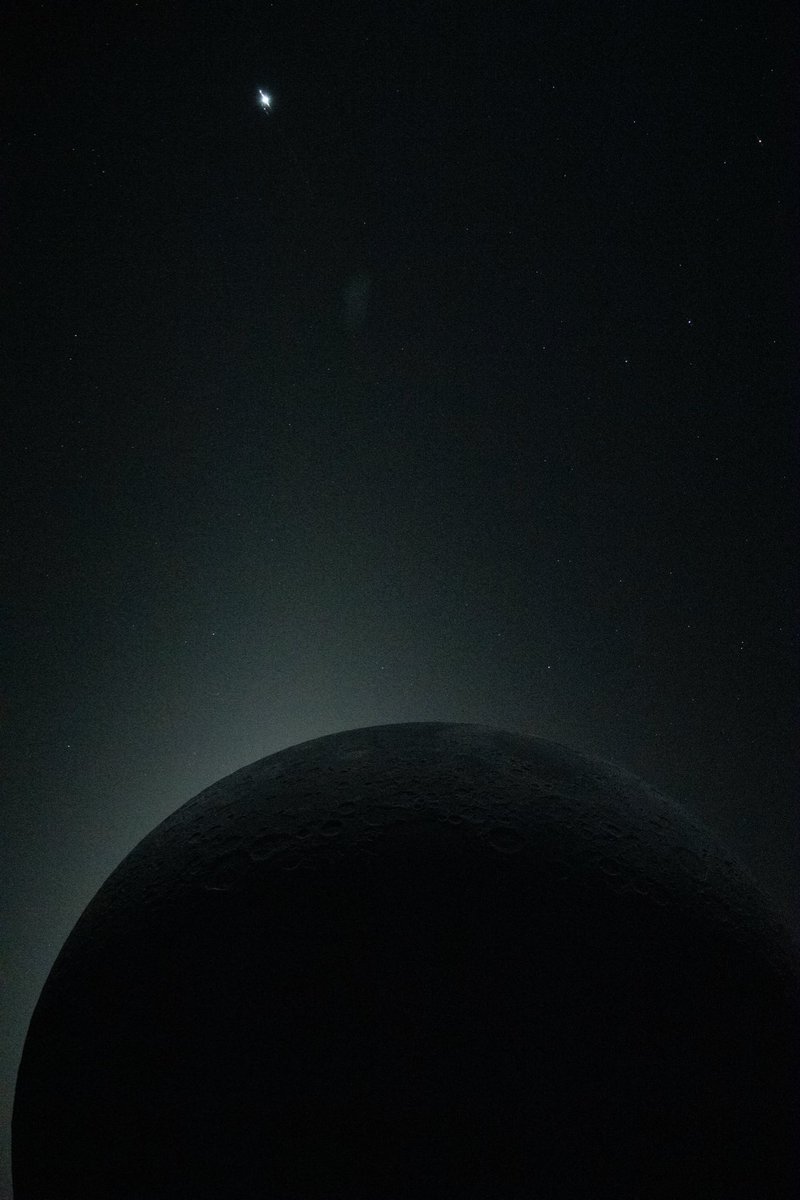 ComunidadSpace_'s tweet photo. Eclipse solar total desde la cápsula Orion de Artemis II y de fondo Venus.

La perfección hecha fotografía.

📸 NASA https://t.co/0L2w4PEXZu