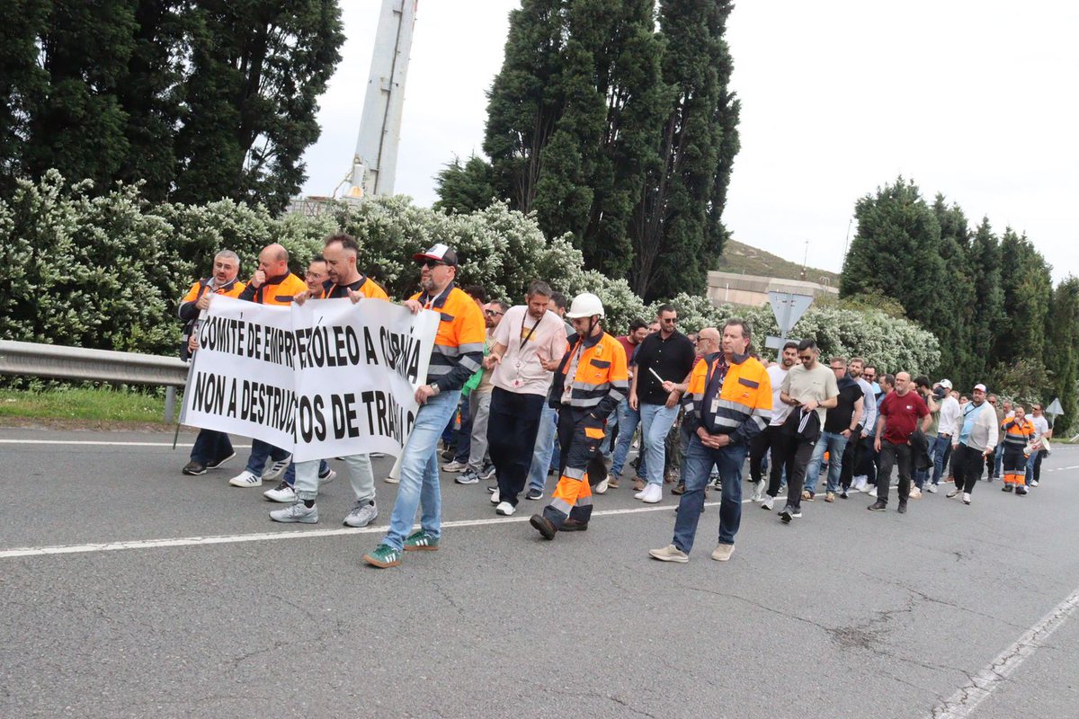 galizaCIG's tweet image. 📢Persoal de #Repsol mobilízase contra a destrución de postos de traballo na refinería da Coruña
🔴Advirten que esta decisión supón un risco directo para as persoas e as instalacións
ℹ️ cig.gal/nova/persoal-r…