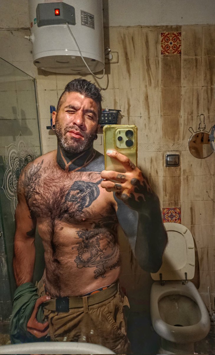 Buen día ! Perdón por mi cara de dormido jeje 
#AlphaVibes #MasculineEnergy #RealMan #HandsomeDevil #GuyNextDoor #onlyfansboy