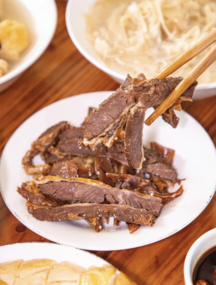 bluceqian9's tweet image. 原汁原味白切鸡，是老张每次来俺店里必点的，口感很鲜嫩，皮黄肉白，蘸上酱油、醋和辣椒，酸酸咸咸辣辣非常的开胃；隐藏的招牌菜——红烧白鲢鱼，有热吃和鱼冻两种吃法，中午一般是热吃，晚上可以吃鱼冻。#Chinesefood #AmazingJinhua