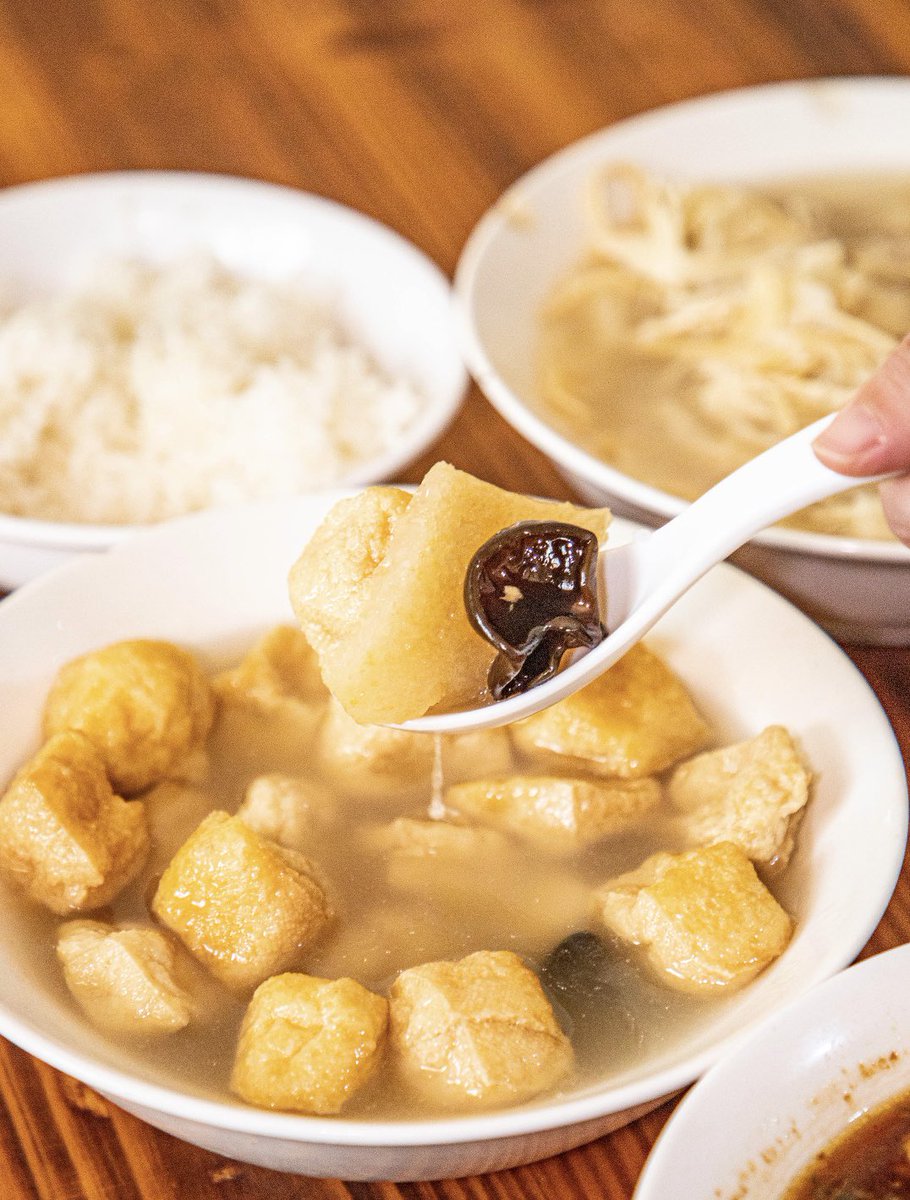 bluceqian9's tweet image. 原汁原味白切鸡，是老张每次来俺店里必点的，口感很鲜嫩，皮黄肉白，蘸上酱油、醋和辣椒，酸酸咸咸辣辣非常的开胃；隐藏的招牌菜——红烧白鲢鱼，有热吃和鱼冻两种吃法，中午一般是热吃，晚上可以吃鱼冻。#Chinesefood #AmazingJinhua