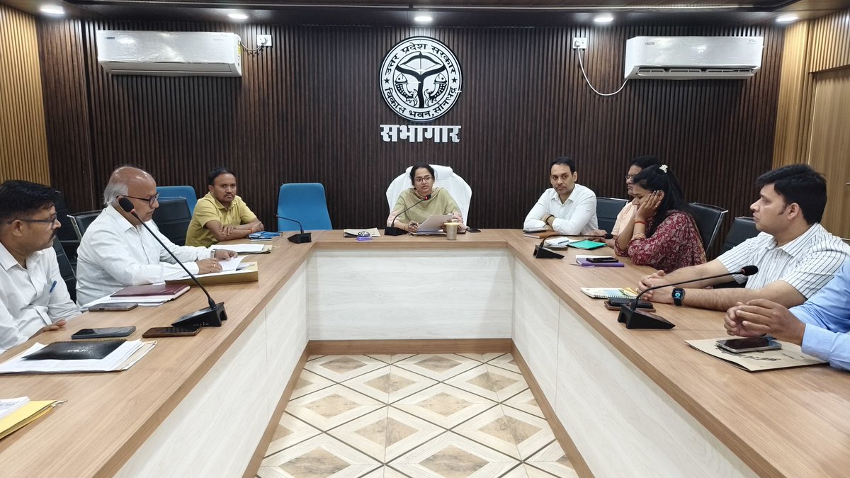 cdosbr's tweet photo. विकास भवन सभागार, #सोनभद्र में आकांक्षी जिला कार्यक्रम की समीक्षा बैठक आयोजित की गई। बैठक में स्वास्थ्य, पोषण, शिक्षा, कृषि, वित्तीय समावेशन, कौशल विकास एवं अवसंरचना से संबंधित सूचकों की प्रगति की विस्तृत समीक्षा की गई।
जिला स्तरीय अधिकारियों को निर्देशित किया गया कि वे आगामी सत्र के लिए ठोस कार्ययोजना तैयार कर सभी सूचकों को संतृप्त करने हेतु लक्ष्य आधारित कार्यवाही सुनिश्चित करें।
@AspirationalDistrictc
@NITIAayog @SabkaSaathSabkaVikas
@UpRuralDev @DmSonbhadra @CMOfficeUP