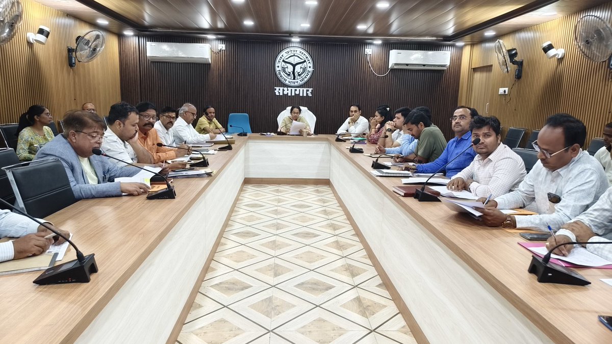 cdosbr's tweet photo. विकास भवन सभागार, #सोनभद्र में आकांक्षी जिला कार्यक्रम की समीक्षा बैठक आयोजित की गई। बैठक में स्वास्थ्य, पोषण, शिक्षा, कृषि, वित्तीय समावेशन, कौशल विकास एवं अवसंरचना से संबंधित सूचकों की प्रगति की विस्तृत समीक्षा की गई।
जिला स्तरीय अधिकारियों को निर्देशित किया गया कि वे आगामी सत्र के लिए ठोस कार्ययोजना तैयार कर सभी सूचकों को संतृप्त करने हेतु लक्ष्य आधारित कार्यवाही सुनिश्चित करें।
@AspirationalDistrictc
@NITIAayog @SabkaSaathSabkaVikas
@UpRuralDev @DmSonbhadra @CMOfficeUP