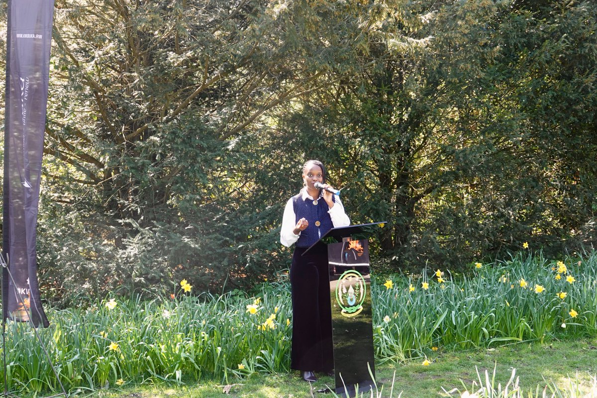 Rwanda_TheHague's tweet image. Today’s #Kwibuka32 commemoration at the Kwibuka Memorial in Beatrixpark, #Amsterdam, #Netherlands, featured an impressive spoken word performance by Lisette Ntakabumwe in English, Dutch and Kinyarwanda.