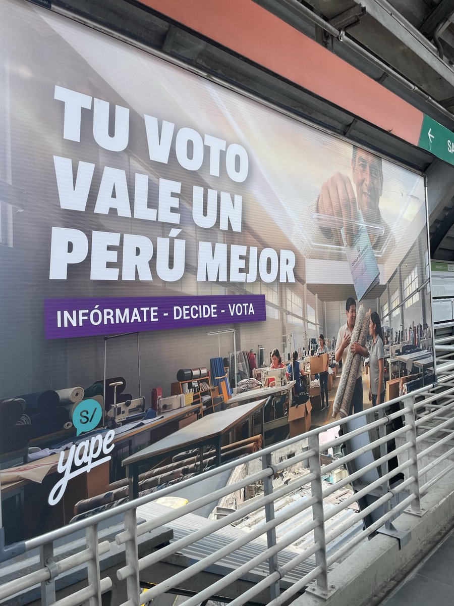 edward_peru's tweet photo. Esta es una jugada maestra de branding de proximidad y "top of mind". Ver una publicidad de Yape en la Línea 1 del Metro de Lima no es coincidencia; es atacar directamente el corazón de su mercado masivo. https://t.co/BCGPG0iRuk