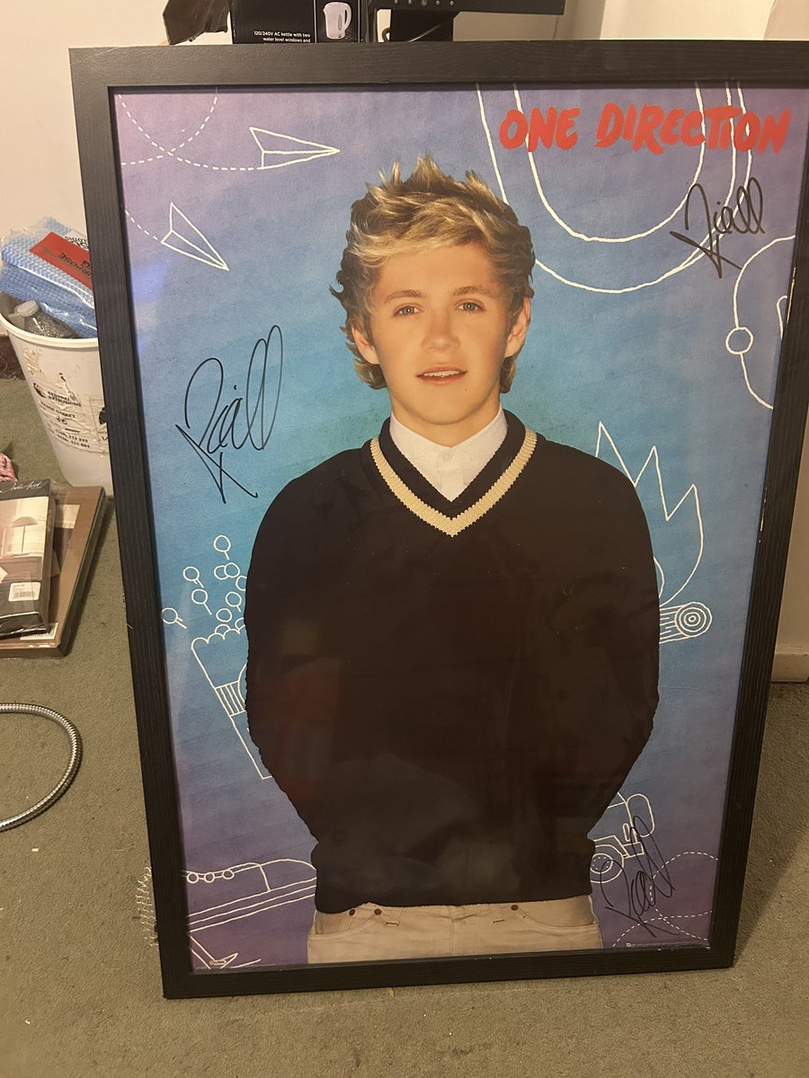 Rhi5S0S's tweet image. I’m so seriously contemplating selling my signed Niall poster that I won 14 years ago… there was only 5 winners world wide who won a different poster signed by each member and this was signed twice. It’s so damn big I’ve nowhere to store it 💔