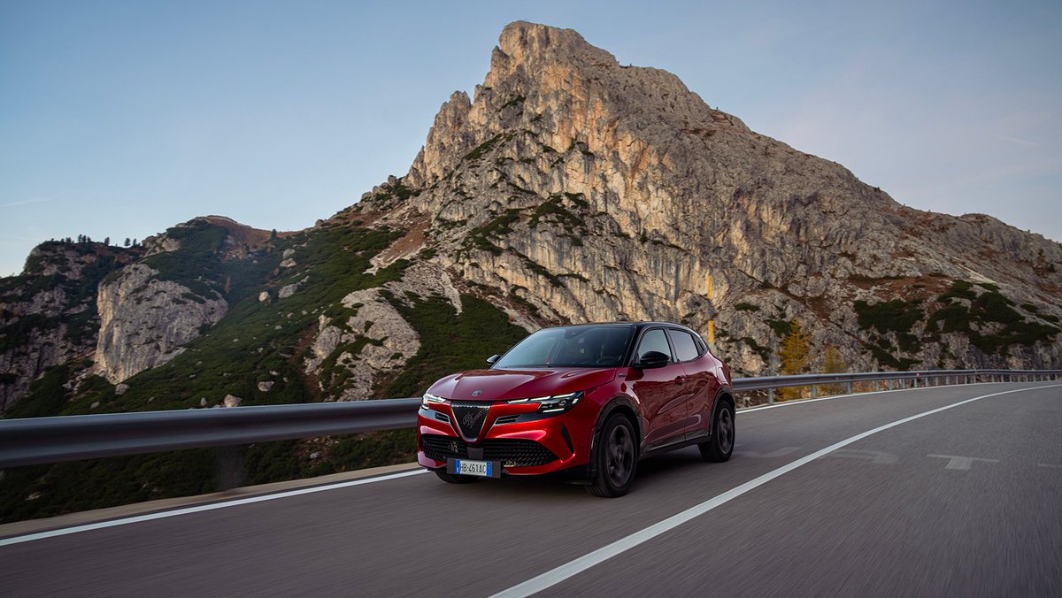 alfa_romeo's tweet photo. Sporty soul and effortless style. Every road feels just right on board the Alfa Romeo Junior Sport Speciale.

#AlfaRomeo #AlfaRomeoJunior https://t.co/xVT5HYnpY4
