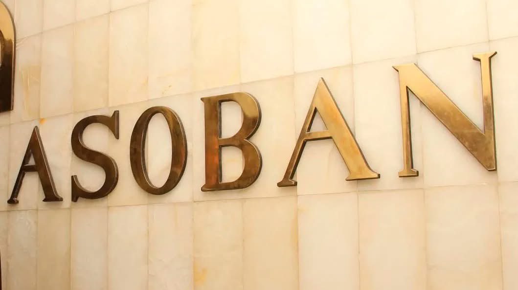 reddtvoficial's tweet photo. ASOBAN suspende conferencia porque gobierno no emitió normativa; ¿desde hoy aun no se podrá usar las tarjetas?
La postergación de la conferencia de prensa de la Asociación de Bancos Privados de Bolivia (#Asoban) confirmó que la liberación del uso de #tarjetas para compras en el exterior, anunciada para este 7 de abril, aún no se aplica en el sistema financiero por falta de normativa.
"Estimados amigos y colegas, la conferencia de prensa que debía realizarse hoy a las 10:00 es postergada hasta nuevo aviso, dado que aún no se ha emitido la normativa de aplicación que es lo más importante para las entidades bancarias. Una vez contemos con la misma, los convocaremos. Gracias por su amable comprensión", mandó a un grupo de prensa.
La entidad informó que la suspensión se debe a que todavía no se ha emitido la normativa de aplicación, considerada clave para que los bancos puedan operar bajo las nuevas condiciones.
El anuncio del Gobierno había generado expectativa sobre la habilitación inmediata de tarjetas de débito y crédito para pagos internacionales. Sin embargo, sin reglamentación oficial, las entidades financieras no pueden ejecutar la medida ni garantizar su funcionamiento.
En consecuencia, la disposición queda en pausa en la práctica, a la espera de que se establezcan los lineamientos que permitan su implementación efectiva en todo el sistema bancario.