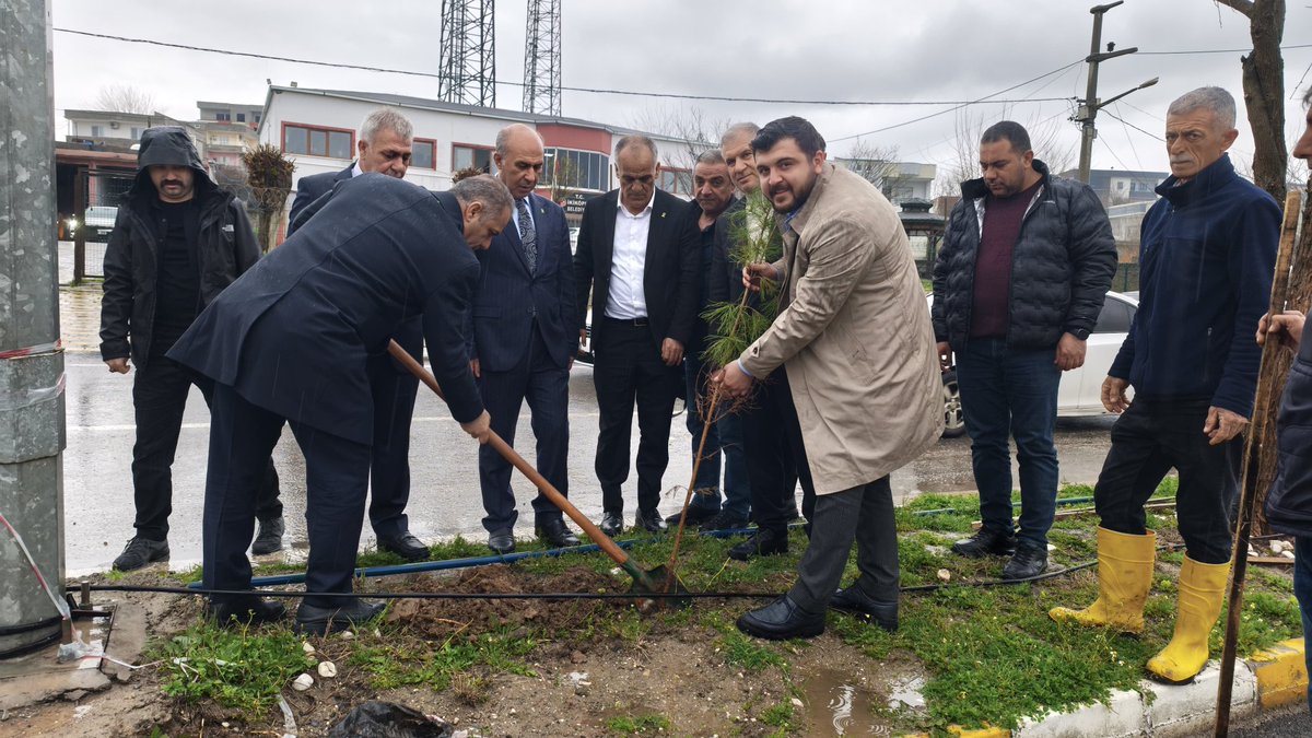 SansiHuseyin's tweet photo. “Yarın kıyametin kopacağını bilseniz bile, elinizdeki fidanı dikin”
(Hadis-i Şerif)

İkiköprü Belediyesince ağaç dikme etkinliğinde biz de fidemizi diktik.

Yeşili sevelim, koruyalım… Memleketimiz yemyeşil olsun 🌿

#YeşiliKoru #AğaçDik #İkiköprü #GeleceğeNefes

@avhalil @72akpartibatman