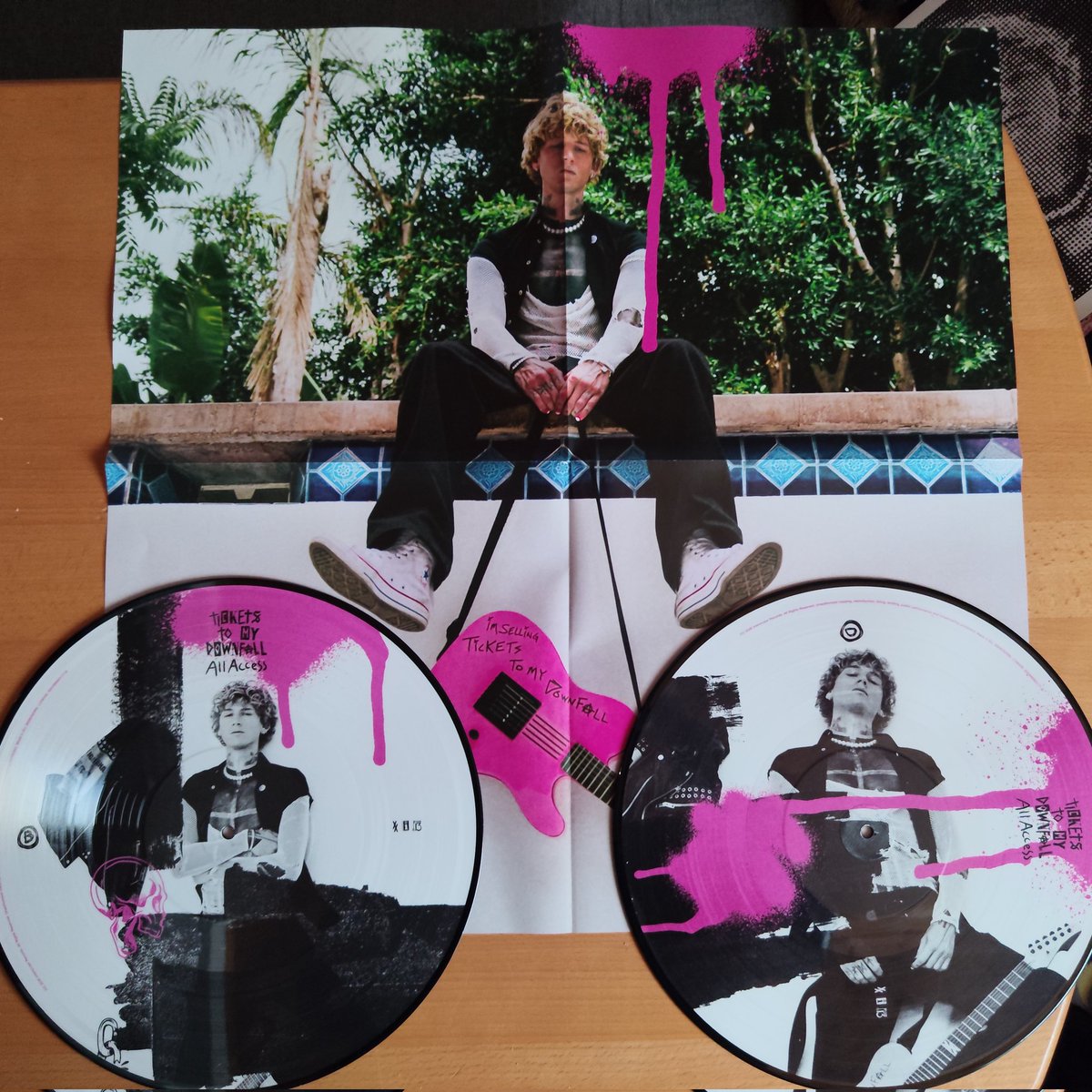 JustiBasti's tweet photo. Zum 5- jährigen Jubiläum von 'Tickets To My Downfall' hat @machinegunkelly das Album in einer All Access Version mit ganzen 27 Songs auf einer Doppel Picture Vinyl noch mal rausgebracht 🔥💓

#MachineGunKelly #TicketsToMyDownfall https://t.co/Sn6Gv2W9Bz
