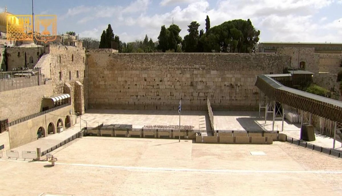 El acceso a los lugares sagrados de todas las religiones en Jerusalem está restringido para proteger vidas.  Incluso el Muro de las Lamentos permaneció vacío durante la semana de la festividad judía de Pesaj.   
Los misiles iraníes no distinguen entre religiones.