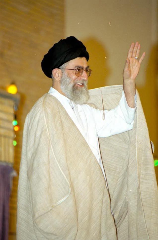 ماقتـــ..للوا سوى جسد مُعَدٍّ للفناء،
أمَّا حُضوركَ في القلب ساطعٌ كالضياء