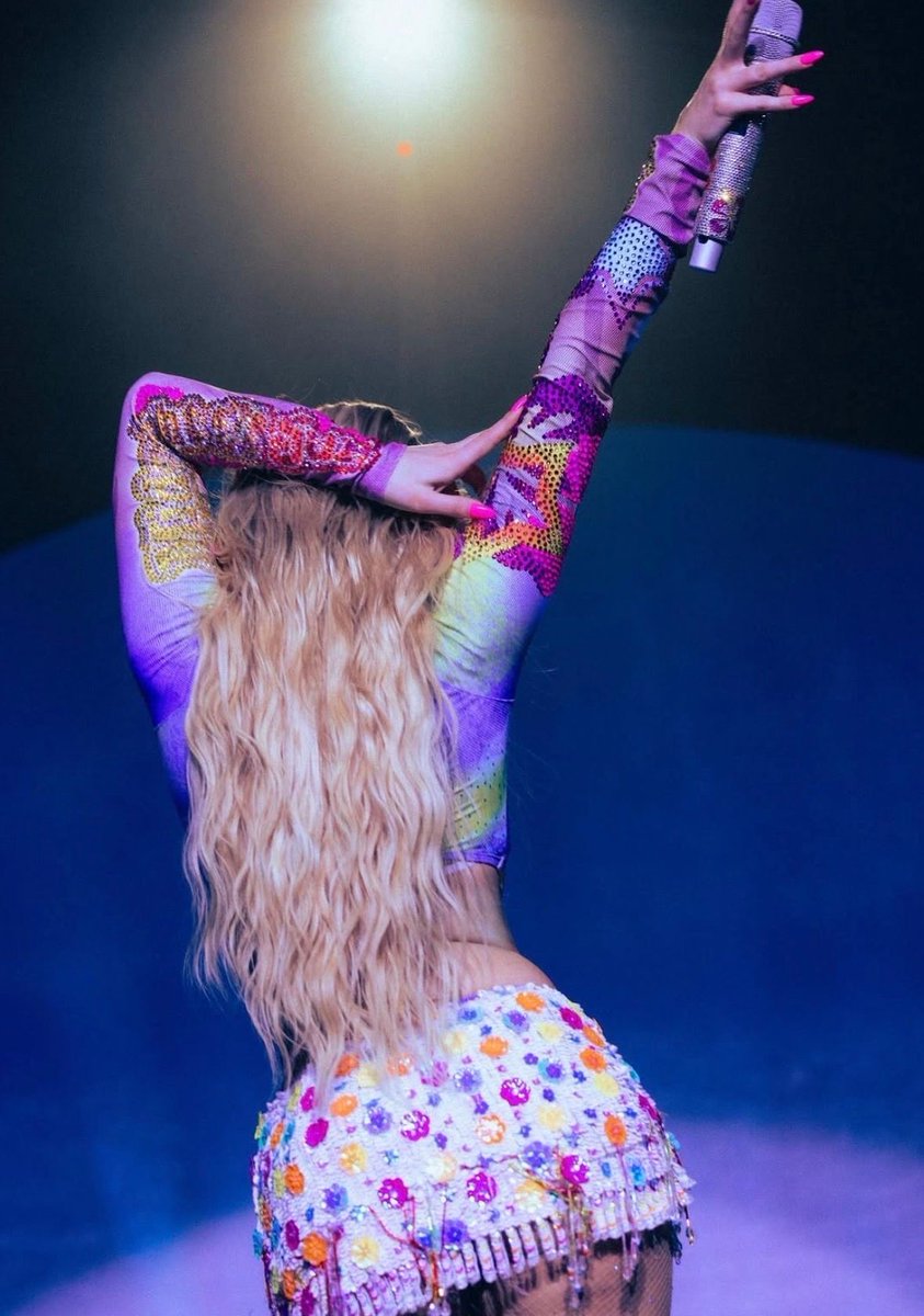 glittermagazine's tweet image. Zara Larsson shares snapshots from her Nashville concert on her ‘Midnight Sun’ tour. 🌸☀️

#ZaraLarsson #MidnightSun