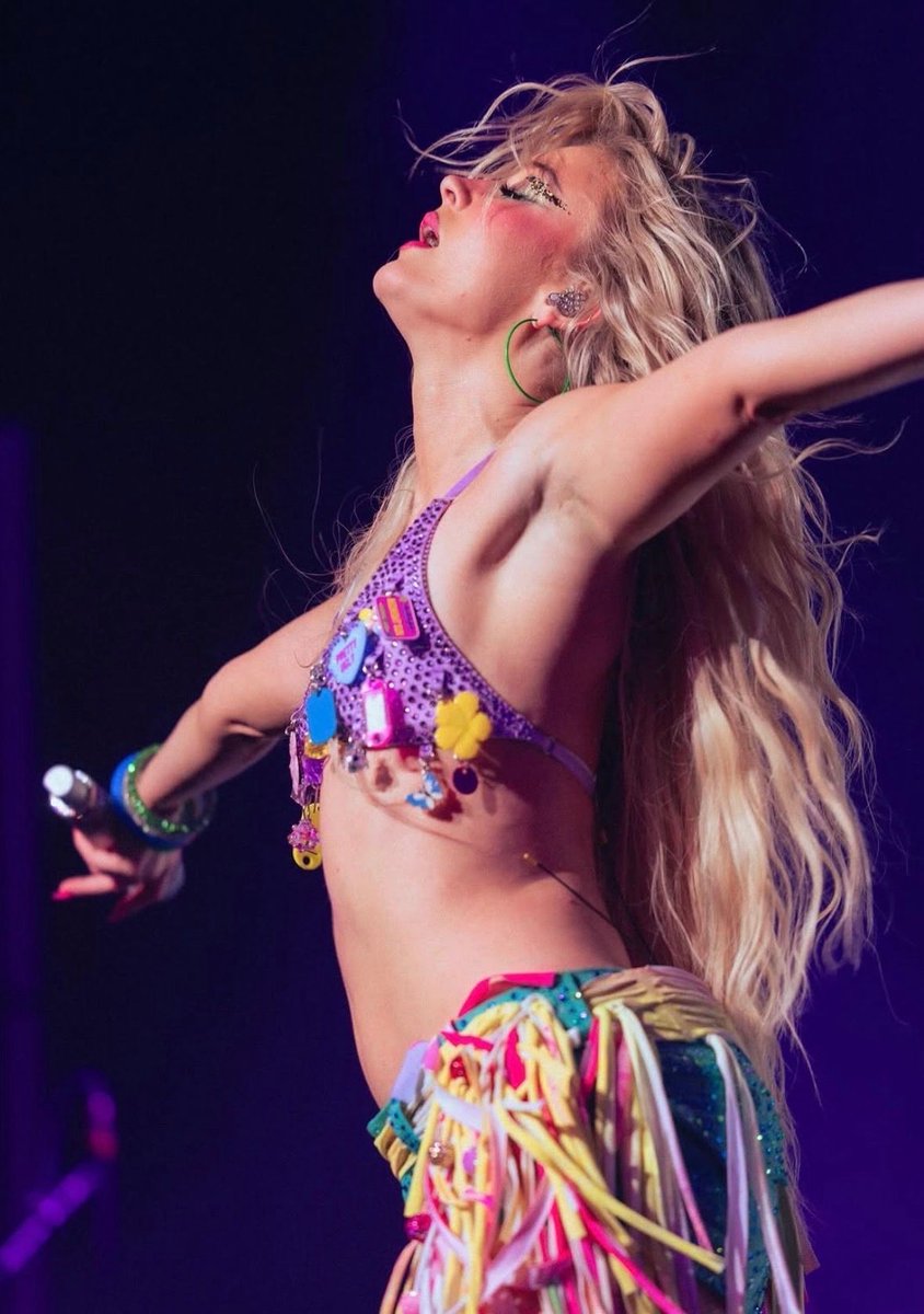 glittermagazine's tweet image. Zara Larsson shares snapshots from her Nashville concert on her ‘Midnight Sun’ tour. 🌸☀️

#ZaraLarsson #MidnightSun