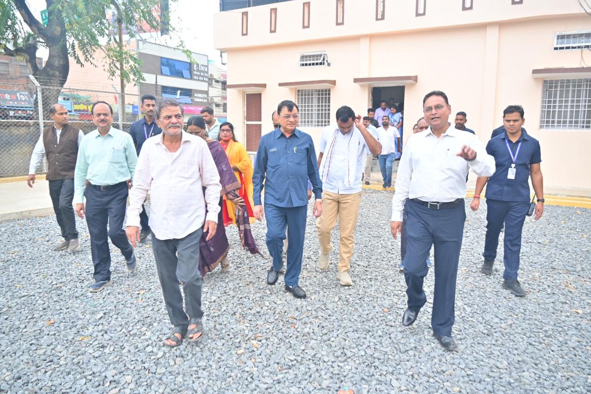LakhanLalDewan1's tweet photo. कोरबा शहर में निर्बाध रूप से बिजली की आपूर्ति हेतु 
लगातार प्रयासों को सफलता मिल रही है। प्रदेश के माननीय मुख्यमंत्री श्री @vishnudsai ज़ी द्वारा मुख्यमंत्री विद्युत् अधोसंरचना योजना के तहत  कार्यों को स्वीकृति प्रदान की जा रही है। 
आज छत्तीसगढ़ स्टेट पावर डिस्ट्रीब्यूशन कंपनी लिमिटेड द्वारा पुष्पलता उद्यान, सुभाष चौक के समीप  नवनिर्मित 1×5 एमवीए, 33/11 केवी उपकेंद्र सीडीईएफ कॉलोनी लागत 1.90 करोड़ का फीता काटकर लोकर्पित कर क्षेत्र की जनता को समर्पित किया।
    इस नवीन उपकेंद्र से घंटाघर, निहारिका, कोसाबाड़ी, सीएसईबी कॉलोनी, बुधवारी, काशी नगर सहित अन्य क्षेत्र के घरेलू एवं व्यवसायिक 5000 से अधिक उपभोक्ताओं को सीधे तौर पर लाभ होगा।
    इस अवसर पर महापौर श्रीमती संजू देवी राजपूत ज़ी, जिला महामंत्री श्री अजय विश्वकर्मा ज़ी, भाजपा जिला उपाध्यक्ष श्री प्रफुल्ल तिवारी ज़ी, पार्षद श्री राकेश वर्मा ज़ी, श्री चंद्रलोक सिंह ज़ी, श्री नरेंद्र देवांगन ज़ी सहित अधिक अधिक संख्या में पदाधिकारी गण एवं आम जनमानस उपस्थित रहे।
    सभी उपभोक्ताओं भाइयों एवं बहनों को बहुत बहुत बधाई एवं शुभकामनाए
#बढ़ता_कोरबा_संवरता_कोरबा 
#कोरबा_विधानसभा 
Bjp Chhattisgarh Vishnu Deo Sai Nitin Nabin Ajay Jamwal CMO Chhattisgarh DPR Chhattisgarh Dr Raman Singh Kiran Singh Deo Arun Sao Shivprakash Pawan Kumar Sai Sanju Devi Singh Rajpoot Korba District @highlight