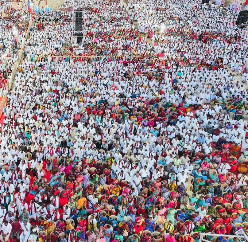 arivalayam's tweet photo. பழனிசாமி என்ற அசிங்கத்தை அரசியலில் இருந்தே துடைத்தெறிய வேண்டும்!

"மதுரையில் பா.ஜ.க. MLA வெற்றி பெற்றால், மதுரைக்கு மெட்ரோ கிடைக்கும்" என்று ப்ளாக்மெயில் செய்ய மகாராஷ்டிர முதலமைச்சர் பட்னாவிஸுக்கு வெட்கமாக இல்லையா?

கழகத் தலைவரும், மாண்புமிகு தமிழ்நாடு முதலமைச்சருமான திரு. மு.க. ஸ்டாலின் அவர்கள் இன்று (07-04-2026) மாலை, சீர்காழியில் நடைபெற்ற சட்டமன்றத் தேர்தல் பரப்புரைப் பொதுக்கூட்டத்தில் ஆற்றிய உரை:

திருவாரூரில் தொடங்கி, தமிழ்நாட்டின் தெற்கு, மேற்குப் பகுதிகளில் பிரச்சாரத்தை முடித்துவிட்டு, இப்போது மீண்டும் டெல்டாவிற்கே அடுத்த ரவுண்டுக்காக வந்திருக்கிறேன். தமிழ்நாட்டில் மற்ற ஊருக்கெல்லாம் நான் முதலமைச்சர்! ஆனால், இந்த சீர்காழியைப் பொறுத்தவரையில், நான் முதலமைச்சர் ஆவதற்கு முன்பே, உங்கள் ஊர் மாப்பிள்ளை! ஏழாவது முறையாக திராவிட முன்னேற்றக் கழக அரசு அமைய – திராவிட மாடல் 2.0 ஆட்சி அமைய, உங்கள் ஊரில் பெண்ணை எடுத்த உரிமையோடு, உங்கள் ஊர் மருமகனாக வாக்கு கேட்டு வந்திருக்கிறேன்.

அதுமட்டுமல்ல, இங்கு தலைவர் கலைஞர் பிறந்த திருக்குவளை இருக்கும் நாகப்பட்டினத்தில் இருந்தும் வந்திருக்கிறீர்கள்! நாகை எப்போதும், தி.மு.க. வாகை சூடும் மாவட்டம்!

அதேபோன்று, ஆயிரம் ஆனாலும் மாயூரம் ஆகாது என்று சொல்லுவார்களே! நம்முடைய மயிலாடுதுறை மாவட்டத்திலிருந்தும் வந்திருக்கிறீர்கள்.

நாகப்பட்டினம், மயிலாடுதுறை – இந்த இரண்டு மாவட்டத்தில் இருக்கும் அனைத்து தொகுதிகளிலும் தி.மு.க. கூட்டணியின் வெற்றி நூறு பர்செண்ட் உறுதி. இப்போது வேட்பாளர்களை நான் அறிமுகப்படுத்துகிறேன்.

முதலில், பூம்புகார் சட்டமன்றத் தொகுதியின் நமது வெல்லும் வேட்பாளர் நிவேதா முருகன் அவர்கள். மயிலாடுதுறை மாவட்டக் கழகச் செயலாளர். மாவட்ட விவசாய அணி அமைப்பாளராக இருந்து உயர்ந்தவர். சட்டமன்ற உறுப்பினராக இருந்து கடந்த ஐந்தாண்டு காலத்தில் ஏராளமான திட்டங்களை பூம்புகார் தொகுதிக்குக் கொண்டு வந்து சேர்த்திருக்கிறார். அவருக்கு நீங்கள் எல்லாம் உதயசூரியன் சின்னத்தில் உங்கள் வாக்குகளை அளிக்க வேண்டும்.

அடுத்து, மயிலாடுதுறை சட்டமன்றத் தொகுதி. நமது வெல்லும் வேட்பாளர் காங்கிரஸ் கட்சியைச் சேர்ந்த ஒய்.என். ஜமால் முகமது யூனுஸ் அவர்கள். என்னுடைய அன்புக்குரிய சகோதரர் ராகுல் காந்தி அவர்களின் நம்பிக்கையைப் பெற்ற வேட்பாளர். இளைஞர் காங்கிரஸ் பொதுச் செயலாளராக இருந்து பணியாற்றியவர். அவருக்கு நீங்கள் எல்லாம் கை சின்னத்தில் உங்கள் வாக்குகளை அளிக்க வேண்டும்.

அடுத்து, சீர்காழி சட்டமன்றத் தொகுதி. நமது வெல்லும் வேட்பாளர் ம.தி.மு.க.வைச் சேர்ந்த வழக்கறிஞர் செந்தில் செல்வன். எனது ஆருயிர் அண்ணன் வைகோவின் நம்பிக்கையைப் பெற்ற வேட்பாளர். மறுமலர்ச்சி திராவிட முன்னேற்றக் கழகத்தின் மாநில தணிக்கைக் குழு உறுப்பினர். அவருக்கு, உதயசூரியன் சின்னத்தில் உங்கள் வாக்குகளை நீங்கள் அளிக்க வேண்டும்.

அடுத்து, வேதாரண்யம் சட்டமன்றத் தொகுதி. நமது வெல்லும் வேட்பாளர் மா.மீ. புகழேந்தி அவர்கள். நம் நெஞ்சம் எல்லாம் நிறைந்திருக்கும் கழக முன்னோடி, ‘மா.மீ.’ என்று அன்போடு அழைக்கப்படும் மா. மீனாட்சி சுந்தரத்தின் அன்பு மகன். 1986 முதல் கழகத்தின் அனைத்துப் போராட்டங்களிலும் பங்கெடுத்து சிறை சென்றவர். 25 ஆண்டுகாலமாக வேதாரண்யம் நகரக் கழகச் செயலாளராக இருந்து பணியாற்றிக் கொண்டிருப்பவர். அவருக்கு, நீங்கள் உதயசூரியன் சின்னத்தில் ஆதரித்து வெற்றி பெற வைக்க வேண்டும்.

அடுத்து, நாகப்பட்டினம் சட்டமன்றத் தொகுதி. நமது வெல்லும் வேட்பாளர் மனிதநேய மக்கள் கட்சியின் தலைவர் பேராசிரியர் ஜவாஹிருல்லா அவர்கள். சட்டமன்றத்தில் மனித உரிமைகளுக்காகவும் - ஜனநாயக உரிமைகளுக்காகவும் - சிறுபான்மையினர் நலனுக்காகவும் ஆணித்தரமாகவும் – அழுத்தமாகவும் குரல் கொடுக்கக் கூடியவர். கல்லூரி பேராசிரியராக இருந்து அரசியலுக்குள் நுழைந்து, ஒரு இயக்கத்திற்குத் தலைமை தாங்கி, இன்றைக்கு அதை நடத்திக் கொண்டிருப்பவர். இன்னும் சொல்ல வேண்டும் என்றால், நம்முடைய மதச்சார்பற்ற முற்போக்குக் கூட்டணியின் முக்கியத் தூண்களில் ஒருவராக பேராசிரியர் ஜவாஹிருல்லா அவர்கள் விளங்கிக் கொண்டிருக்கிறார். அவருக்கு, நீங்கள் எல்லாம் உதயசூரியன் சின்னத்தில் வாக்குகளை அளித்து, அவரை வெற்றி பெற வைக்க வேண்டும் என்று கேட்டுக் கொள்ள விரும்கிறேன்.

அடுத்து, கீழ்வேளூர் சட்டமன்றத் தொகுதியில் நமது வெல்லும் வேட்பாளர் மார்க்சிஸ்ட் கம்யூனிஸ்ட் கட்சியைச் சேர்ந்த சதோதரி லதா தங்கமணி அவர்கள். தலைவர் கலைஞர் அவர்கள் பிறந்த திருக்குவளைக்கு அருகில் இருக்கும் வாழக்கரையில் பிறந்தவர் அவர். மார்க்சிஸ்ட் கம்யூனிஸ்ட் கட்சியில் மாதர் சங்க மாநிலத் துணைத் தலைவராக செயல்பட்டு வருகிறார். மக்களுக்கான போராட்டங்களில் முன்னின்று பங்கேற்பவர். அவருக்கு, அரிவாள் சுத்தியல் நட்சத்திரம் சின்னத்தில் வாக்கினை வழங்கி அவரை வெற்றி பெற வைக்க வேண்டும்.

இப்போது நான் அறிமுகப்படுத்திய, மதச்சார்பற்ற முற்போக்குக் கூட்டணியின் ஆறு வேட்பாளர்களையும் பெருவாரியான வாக்கு வித்தியாசத்தில் பெற்றி பெற வைக்க நீங்கள் எல்லாம் தயாராவிட்டீர்களா? வெற்றி உறுதியா? சத்தமாக! வெற்றி உறுதியாகிவிட்டது, வேட்பாளர்கள் இப்போது உட்காரலாம். உங்களுக்கு சீட் கொடுக்கப்பட்டுவிட்டது.

என்னதான் உங்கள் ஊர் மருமகனாக இருந்தாலும், வெறும் கையோடு நான் உங்களிடம் வாக்கு கேட்டு வரவில்லை. 5 ஆண்டுகாலமாக ஏராளமான திட்டங்களை நிறைவேற்றிக் கொடுத்த உரிமையுடன் உங்கள் ஆதரவைக் கேட்க வந்திருக்கிறேன்.

முதலில், மயிலாடுதுறை மாவட்டம்!

மயிலாடுதுறை நகராட்சியில் புதிய பேருந்து நிலையம், மாவட்ட ஆட்சியர் அலுவலகம் மற்றும் வட்டாட்சியர் அலுவலகம்.

மயிலாடுதுறையில் 45 கோடி ரூபாயில் அரசு மாவட்ட தலைமை மருத்துவமனையாக தரமுயர்த்த கூடுதல் கட்டடம்.

சீர்காழி அரசு மருத்துவமனையில் தீவிர சிகிச்சை பிரிவுக் கட்டடம்.

பூம்புகார் கடற்கரையில் சுற்றுலா வளாகம் மேம்பாடு உள்ளிட்ட பல்வேறு பணிகளை செய்திருக்கிறோம்.

இதுபோக, சீர்காழி, தரங்கம்பாடி வட்டங்களில் கடல்நீர் உட்புகுவதை தடுக்க கடைமடை நீரொழுங்கிகள் அமைக்கும் பணி, தரங்கம்பாடி கிராமத்தில் மீன்பிடி துறைமுகம் உள்ளிட்ட பணிகள் நடைபெற்று வருகிறது.

அதேபோன்று, மயிலாடுதுறைக்கு மருத்துவக் கல்லூரியும்,

இங்கு இருக்கும் கூட்டுறவு சர்க்கரை ஆலை மீண்டும் இயக்குவதற்கான பணிகளும் அரசின் பரிசீலனையில் இருக்கிறது.

அடுத்து, நாகை மாவட்டத்திற்கு வருகிறேன்.

ஒரு பக்கம் சிக்கல் சிங்காரவேலர் கோயில், இன்னொரு பக்கம் நாகூர் தர்கா, இன்னொரு பக்கம் வேளாங்கண்ணி மாதா கோயில் என தமிழ்நாட்டின் மத நல்லிணக்கத்திற்கு அழகான சாம்பிள், நாகப்பட்டினம்தான்!

கடந்த 5 ஆண்டுகளில், உங்களுக்காக,

வேதாரண்யம் அரசு மருத்துவமனையில் புதிய கட்டடம்.

அக்கரைப்பேட்டை மேம்பாலம்,

27 மினி பேருந்துகள் சேவை,

இசைமுரசு ஹனிஃபா நூற்றாண்டு நினைவுப் பூங்கா,

துறைமுக மேம்பாட்டுப் பணிகள் உள்ளிட்ட பல பணிகளை நாகை மாவட்டத்தில் செய்து கொடுத்திருக்கிறோம்.

இதுபோக,

நாகப்பட்டினம் புதிய புறநகர் பேருந்து நிலையம்,

நாகப்பட்டினம் நியோ டைடல் பூங்கா,

பணிபுரியும் பெண்களுக்கான தோழி தங்கும் விடுதி,

புதிய நூலக கட்டடங்கள்,

பிரதாபராமபுரம் நீலக் கடற்கரை திட்டம் என்று பல பணிகள் அடுத்தடுத்து நடைபெற்று வருகிறது.

இதுமட்டுமல்லாமல்,

தஞ்சை - திருவாரூர் - மயிலாடுதுறை - நாகை உள்ளடக்கிய "வேளாண் தொழில் பெருந்தடம்" அமைக்க விரிவான திட்ட அறிக்கை அறிவிப்பையும் வேளாண் பட்ஜெட்டில் அறிவித்திருக்கிறோம்.

மீனவர்கள் நிறைந்த மாவட்டம் இது. நாகை மாவட்டம் நம்பியார் நகரில் மீனவ சொந்தங்களை சந்தித்து நான் பேசியதையும், மீனவ நண்பர்களின் நல்வாழ்விற்காக 576.73 கோடி ரூபாய் செலவில் பல திட்டங்களை நான் சட்டப்பேரவையில் அறிவித்தபோது, நாகையிலிருந்து நீங்களெல்லாம் நன்றி சொன்னதும் – வாழ்த்து சொன்னதும் மகிழ்ச்சியாக இருந்தது. அதை என்னால் இன்னமும் மறக்க முடியவில்லை!

அதேபோன்று, 4 ஆயிரம் திருக்கோயில்களுக்கு நம்முடைய திராவிட மாடல் ஆட்சியில் குடமுழுக்கு நடத்தியிருக்கிறோம். அதில், 2 ஆயிரமாவது குடமுழுக்கு நம்முடைய மயிலாடுதுறை, கீழப்பரசலூர் வீரட்டேஸ்வரர் கோயிலில்தான் நடத்தினோம். 3 ஆயிரமாவது குடமுழுக்கு - நாகை மாவட்டம், திருப்புகலூர் அக்னீஸ்வரர் கோயிலில்தான் நடத்தினோம்.

இவ்வாறு, இரண்டு மாவட்டங்களிலும், மீனவர், இளைஞர், உழவர்கள், மகளிர், பக்தர்கள் என்று யாரையும் விடாமல் அனைவருக்காகவும் நன்மைகளை செய்து தந்துவிட்டு, கம்பீரமாக, தெம்புடன், திராணியுடன் உங்களிடம் நான் ஆதரவைக் கேட்கிறேன்.

ஆனால், இப்படி பேசுவதற்கு எந்தக் கண்ட்டெண்டும் இல்லாமல், கண்டதையும் பேசும் ஒரு எதிர்க்கட்சித் தலைவராக பழனிசாமி வலம் வந்து கொண்டிருக்கிறார். நாள்தோறும் கருத்துக்கணிப்பு முடிவுகள் எல்லாம் வந்து கொண்டிருக்கிறது அல்லவா… அதில், தி.மு.க. கூட்டணியின் வெற்றி எண்ணிக்கை கூட கூட, தோல்வி பயத்தில் பழனிசாமியின் தரம் கீழே கீழே இறங்கிக் கொண்டே போகிறது.

கூவத்தூரில் MLA-க்களை ஏலம் எடுத்து முதலமைச்சரான அவர், அந்தப் பதவியில் இருக்கும் தகுதியே இல்லை என்று சொல்லி, நீங்கள் எல்லாம் தோற்கடித்தீர்கள். இப்போது அவரே, முதலமைச்சராக மட்டுமல்ல, எதிர்க்கட்சித் தலைவராக இருக்கவும் தனக்கு தகுதி இல்லை என்பதுபோன்று நடந்து கொள்கிறார். தன்னுடைய தராதரம் இல்லாத பேச்சுகளால், தன்னையும் – தன்னுடைய கட்சியையும் மக்களிடம் அசிங்கப்படுத்திக் கொண்டிருக்கிறார்.

2026 தேர்தல் முடிவுகள், பழனிசாமி என்ற அசிங்கத்தை அரசியலில் இருந்தே துடைத்தெறிய வேண்டும்.

எவ்வளவு பிரச்சினைகள் நடந்து கொண்டிருக்கிறது!

ஒன்றிய பா.ஜ.க. அரசு மும்மொழிக் கொள்கையைக் கட்டாயமாக்குகிறார்கள்.

கிறிஸ்தவ தொண்டு நிறுவனங்களையும், சர்ச்சுகளையும் குறிவைத்து FCRA சட்டத் திருத்தம் கொண்டு வரப் பார்க்கிறார்கள்.

பல மாநிலங்களில் தேர்தல் நடைபெற்றுக் கொண்டிருக்கும் சமயத்தில், நாடாளுமன்றத்தை அவசரமாகக் கூட்டி தொகுதி மறுவரையறை செய்யத் துடிக்கிறார்கள். தமிழ்நாடு உள்ளிட்ட தென்மாநிலங்கள் அனைத்தும் கடுமையான பாதிப்பை சந்திக்கப் போகிறது.

முக்கியமான அரசியலமைப்பு சட்டத்திருத்தங்களை அவசர அவசரமாக செய்யப் போகிறார்கள்.

இதை நாம் கண்டித்து, பல்வேறு மாநிலங்களுக்கு தேர்தல் நடக்க இருக்கும் இந்தச் சமயத்தில், எதற்கு இந்த அவசரம்? என்று கேட்கிறோம். இந்தியாவில் இருக்கும் அனைத்து தலைவர்களும் இதையே கேட்கிறார்கள். ஆனால், இதற்கு அவரிடத்தில் பதில் இல்லை!

“தொகுதி மறுவரையறையால், வட மாநிலங்களின் தொகுதி எண்ணிக்கை மிக மிக அதிகமாகும். தமிழ்நாடு உள்ளிட்ட தென் மாநிலங்களுக்கும், உத்தர பிரதேசம், பீகார் போன்ற வட மாநிலங்களுக்கும் தொகுதி எண்ணிக்கையில் பெரிய இடைவெளி உண்டாகும். இது அநியாயம்!” என்று எச்சரிக்கிறோம்.

கர்நாடக முதலமைச்சர் சித்தராமையா அவர்களும், கேரள முதலமைச்சர் நம்முடைய சகோதரர் பினராயி விஜயன் அவர்களும், தொகுதி மறுவரையறை தொடர்பாக, நான் நீண்ட காலமாக வெளிப்படுத்தி வரும் அச்சத்தை, அவர்களும் கேள்வியாக எழுப்பி இருக்கிறார்கள். இது எதைப் பற்றியும் வாய் திறந்து பேச வக்கில்லாமல் இருக்கிறார் பழனிசாமி!

அதற்கு காரணம் என்ன? அ.தி.மு.க.வையும் – பழனிசாமியையும் குத்தகைக்கு எடுத்திருப்பது யார்? பா.ஜ.க.! அதாவது, டெல்லி டீம்! அந்த டீம்-இல் இருந்து, இப்போது அடிக்கடி ஒன்றிய அமைச்சர்களும், பா.ஜ.க. முதலமைச்சர்களும் தமிழ்நாட்டுக்கு படையெடுத்து வந்து கொண்டிருக்கிறார்கள். அவர்களிடம் நான் கேட்ட கேள்விக்கும், நான் விட்ட சவாலுக்கும் பதில் இருக்கிறதா? இல்லை!

நான் கேட்கிறேன்... தொகுதி மறுவரையறையில் தமிழ்நாட்டுக்காக குரல் கொடுக்காத பழனிசாமி, வேறு எதற்காகத்தான் பேசுவார்?

தமிழ்நாட்டில் தி.மு.க. ஆட்சியில் இருப்பதால்தான், தொகுதி மறுவரையறைப் பற்றி, பா.ஜ.க. அரசு அறிவிப்பதற்கு முன்பே விழிப்புணர்வை நாம் ஏற்படுத்தினோம். அனைத்துக் கட்சிக் கூட்டத்தை நாம் கூட்டினோமே! இந்தியா முழுவதும் இருந்து முதலமைச்சர்களை சென்னைக்கு அழைத்து, கூட்டு நடவடிக்கைக் குழு கூட்டம் நடத்தி, தீர்மானங்கள் நிறைவேற்றி ஒன்றிய அரசுக்கு அனுப்பி வைத்தோமே! ஏன், சட்டமன்றத்திலும் தீர்மானம் நிறைவேற்றினோம்.

ஒருவேளை பழனிசாமி ஆட்சியாக இருந்திருந்தால், தமிழ்நாட்டை கூறு போட்டு விற்றிருப்பார். நல்ல வேளை இல்லை! வரும் தேர்தலிலும் பழனிசாமியும் - என்.டி.ஏ கூட்டணியும் ஒரு தொகுதியில் கூட, வெற்றி பெறக் கூடாது.

இதற்காக மட்டுமல்ல, தமிழ்நாட்டுக்கு ஒன்றிய அரசு எந்தச் சிறப்பு திட்டத்தையும் செய்வதில்லை என சொல்லி வருகிறோம். அதற்கு ஆதாரமாக, சமீபத்தில் ‘லைவ் மிண்ட்’ என்கிற பொருளாதாரம் சார்ந்த முன்னணி ஆங்கில நியூஸ் பேப்பரில் ஒரு செய்தியை வெளியிட்டிருந்தார்கள். ஆதாரம் இருக்கிறது. நான் பொத்தம் பொதுவாக எல்லாம் பேசமாட்டேன். ஆதாரத்தோடுதான் பேசுகிறேன். இதில் என்ன வெளியிட்டிருக்கிறார்கள் என்றால், ஒன்றிய அரசின் உட்கட்டமைப்பு திட்டங்கள் அதிகமாக நடக்கும் டாப் 10 மாநிலங்கள் என்று ஒரு லிஸ்ட் வெளியிட்டிருக்கிறார்கள். இந்திய அளவில் மிகப் பெரிய பொருளாதாரம் கொண்ட மகாராஷ்டிரா, அதில் முதல் இடத்தில் இருக்கிறது. இரண்டாவது பெரிய பொருளாதாரமான தமிழ்நாடுதான், 2-ஆவது இடத்தில் நியாயமாக இருக்க வேண்டும். ஆனால், இல்லை. அதிகமாக தொழில்மயமான மாநிலமும் நாம்தான்! ஆனால், அதிர்ச்சிக்குரிய செய்தி என்னவென்றால், முதல் பத்து இடத்தில், தமிழ்நாடு எங்குமே இல்லை. ஒன்றிய அரசு தமிழ்நாடு என்கிற இந்தியாவின் வளர்ச்சி எஞ்சினை, எந்த அளவுக்கு வஞ்சிக்கிறது என்பதற்கு இதைவிட வேறு சான்று வேண்டுமா? வரி கட்டுவதற்கு மட்டும், தமிழ்நாட்டு மக்கள் பணம் வேண்டும். ஆனால், எங்களுக்கு எந்தத் திட்டமும் கிடையாதா? சிறப்புத் திட்டமும் இல்லை, பட்ஜெட்டிலும் தமிழ்நாட்டுக்கு முட்டைதான் போடுகிறார்கள். இரயில்வே திட்டங்களிலும் தமிழ்நாட்டுக்குப் பட்டை நாமம்தான் போடுகிறார்கள்.

இதில் நேற்று மதுரைக்கு வந்த மகாராஷ்டிரா பா.ஜ.க. முதலமைச்சர் பட்நவிஸ் என்ன சொன்னார் என்று பார்த்தீர்களா? நான் இன்றைக்கு டிவிட்டரில் அதற்கு செய்தி போட்டிருக்கிறேன். மகாராஷ்டிரா முதலமைச்சரிடம் "மதுரைக்கு ஏன் மெட்ரோ நிராகரிக்கப்பட்டது?" என்று செய்தியாளர்கள் கேட்கிறார்கள். அதற்கு அவர் சொல்கிறார். "மதுரையில் பா.ஜ.க. MLA வெற்றி பெற்றால், மதுரைக்கு மெட்ரோ கிடைக்கும்" என்று பேசுகிறார்.

முதலில் நான் கேட்கிறேன்... அவருக்கும் – மதுரை மெட்ரோவுக்கும் என்ன சம்பந்தம்? அவர் என்ன பிரதமரா? இல்லை, அந்தத் துறைசார்ந்த ஒன்றிய அமைச்சரா? அரசியலமைப்பின் மீது உறுதிமொழி ஏற்ற ஒரு மாநிலத்தின் முதலமைச்சராக இருப்பவர் பேசும் பேச்சா இது? பா.ஜ.க.வை வெற்றி பெற வைத்தால்தான், உங்களுக்கு மெட்ரோ தருவோம் என்று வெளிப்படையாக கட்டப் பஞ்சாயத்து செய்கிறார். திரு. பட்நவிஸ் அவர்களே! இப்படி, பிளாக்மெயில் செய்ய உங்களுக்கு வெட்கமே இல்லையா… எதிர்க்கட்சித் தலைவர் பழனிசாமி அவர்கள், இதற்கு என்ன பதில் வைத்திருக்கிறார்? இப்போதாவது மக்கள் பிரச்சினையைப் பேசுவீர்களா? இல்லை, வழக்கம்போல் உங்கள் சொந்தக்கதை சோக கதையைத்தான் பேசப் போகிறீர்களா?

அதுமட்டுமல்ல, ஒன்றிய அரசு செய்யும் சில வேலையும், ஒழுங்காகச் செய்வது இல்லை! நேற்றுகூட, இங்கு பக்கத்தில் கொள்ளிடம் ஆற்றின் குறுக்கே, 6 ஆயிரத்து 500 கோடி ரூபாய் மதிப்பில் ஒன்றிய அரசு கட்டிய மேம்பாலம் உள்வாங்கி சேதமடைந்திருக்கிறது. சீர்காழி – சிதம்பரம் இடையே போக்குவரத்து பாதிப்படைந்திருக்கிறது. இதே போன்றுதான், இந்தியா முழுவதும் இவர்கள் கட்டுவதெல்லாம் திறந்த சிறிது நாளில் இடிந்து விழுகிறது. நிறைய இடத்தில் திறப்பதற்கு முன்பே கொலாப்ஸ் ஆகிறது. பிரதமர் மோடி அவர்களின் குஜராத்திலேயே, மோர்பி பாலம் இடிந்து விழுந்து 140 பேர் பரிதாபமாக இறந்து போனார்கள். இப்படி என்னால் பெரிய லிஸ்டே போட முடியும். இப்படி ஊழலும் பொறுப்பின்மையும் அலட்சியமும் நிறைந்த அரசுதான் ஒன்றிய பா.ஜ.க. அரசு.

இவர்கள் அனைவரும் எந்த முகத்தை வைத்துக் கொண்டு, தமிழ்நாட்டுக்கு வந்து நம்மை விமர்ச்சிக்கிறார்கள், வாக்கு கேட்கிறார்கள் என்று தெரியவில்லை?

பா.ஜ.க.வின் ஒரே நோக்கம் தமிழ்நாடு வளரக் கூடாது. ஆனால், அதையெல்லாம் மீறித்தான், இந்த முத்துவேல் கருணாநிதி ஸ்டாலின் இந்தியாவிலேயே அதிக எண்ணிக்கையிலான திட்டங்களை நிறைவேற்றிக் காட்டி இருக்கிறேன். முத்திரைத் திட்டங்களே, நிறைய இருக்கிறது. அந்தப் பட்டியலை எல்லாம் பல கூட்டங்களிலும் தொடர்ந்து சொல்லி வருகிறேன்.

அந்தத் திட்டங்களை, அடுத்து மேலும் விரிவுபடுத்துவது போன்றும், இன்னும் பல புதிய திட்டங்களையும் கொண்ட தேர்தல் அறிக்கையை வெளியிட்டு இருக்கிறோம். அதாவது, 2026 தேர்தலின் சூப்பர்ஸ்டார் இதுதான்! ரஜினி படத்தில் பாட்டு இருக்கும். அதுபோல, “சூப்பர் ஸ்டாரு யாருனு கேட்டா, தி.மு.க. தேர்தல் அறிக்கை”னு சொல்லும்.

நான் பிரசாரத்திற்குப் புறப்படுவதற்கு முன்பே, நம்முடைய சூப்பர்ஸ்டார் நமக்காக பிரசாரத்தைத் தொடங்கிவிட்டார். தேர்தல் அறிக்கை சூப்பர் ஸ்டாரை சொல்கிறேன். வாக்கு எண்ணப்படும் மே 4 கல்யாண நாள் என்றால், தேர்தல் அறிக்கை வெளியிட்ட நாள்தான் நம்முடைய வெற்றிக்கு நிச்சயதார்த்த நாள்! அப்படிப்பட்ட தேர்தல் அறிக்கையின் டாப் அறிவிப்புகளை – முக்கியமான அறிவிப்புகளை மட்டும் இப்போது சொல்கிறேன்.

முதலில் இல்லத்தரசி திட்டம்! முதல் பந்தே சிக்சர்தான்! இல்லத்தரசி திட்டத்தில் எவ்வளவு ரூபாய்க்கு கூப்பன் தரப்போகிறோம்! எவ்வளவு? எட்டாயிரம் ரூபாய்க்கு கூப்பன்! இந்தக் கூப்பனை வைத்து, உங்களுக்குத் தேவைப்படும் வீட்டு உபயோகப் பொருளை, புதிதாகவும் வாங்கிக் கொள்ளலாம்; இல்லை என்றால், பழைய பொருளை எக்ஸ்சேஞ்ச் செய்து புது பொருளையும் வாங்கிக் கொள்ளலாம்! உங்களுக்குப் பிடித்த கடையில், உங்களுக்குப் பிடித்த பிராண்ட்-யை வாங்கிக் கொள்ளலாம்! என்னென்ன பொருள்? வாஷிங் மெஷின், ஃபிரிட்ஜ், டி.வி., கிரைண்டர், மிக்சி, மைக்ரோ-வேவ் அவன், மின் அடுப்பு – இதில் எதை வாங்கலாம் என்று இப்போதே பெண்கள் எல்லாம் டிஸ்கஸ் செய்ய ஆரம்பித்துவிட்டார்கள். என்னைப் பொறுத்தவரை, நம்முடைய குடும்பத் தலைவிகளின் வீட்டு வேலை சுமை குறைய வேண்டும். அதற்காகத்தான் இந்தத் திட்டம்.

இங்கு தாய்மார்கள் இருக்கிறீர்கள். ஒரு புடவை வாங்குவதற்கு கடைக்குச் செல்கிறீர்கள். கடைக்குச் சென்று அந்தப் புடவையை வாங்கலாமா? வேண்டாமா? என்று யோசிப்பீர்கள். நல்ல கலரா?  இது நமக்கு மேட்ச் ஆகுமா? சாயம் போகுமா? தண்ணீரில் போட்டால் சுருங்குமா? அதைத் தொட்டுப் பார்த்து, தடவிப் பார்த்து, இது என்ன சில்க்கா? நைலக்சா? காட்டனா? இவ்வளவும் பார்த்துதான் வாங்குவீர்கள். ஒரு புடவை வாங்க, 250 புடவைகளை எடுத்து கடைக்காரர் எடுத்துப் போடுவார். அதை எடுத்துக் கொண்டு வெளியே எடுத்துச் சென்று சூரிய வெளிச்சத்தில் பார்ப்பீர்கள். எந்த வெளிச்சத்தில்? சூரிய வெளிச்சத்தில்…

எப்படி தலைவர் கலைஞர் சொன்னபடியே கலர் டிவியும், கேஸ் அடுப்பும் கொடுத்தாரோ! அவரது மகனான நானும், சொன்னபடியே இல்லத்தரசி திட்டத்தை நிறைவேற்றுவேன்.

அடுத்த வாக்குறுதி, உரிமைத்தொகை. இப்போது மாதம் ஆயிரம் ரூபாய் என்று ஒரு கோடியே 31 இலட்சம் சகோதரிகளுக்கு வங்கிக் கணக்கில் வந்து கொண்டிருக்கிறது. கலைஞர் மகளிர் உரிமைத்தொகை, இனி எவ்வளவு ஆகப் போகிறது தெரியுமா? திராவிட மாடல் 2.0 ஆட்சியில் மாதம் 2 ஆயிரம் ரூபாய் உரிமைத்தொகை!

உரிமைத்தொகை மட்டுமல்ல, கல்லூரிக்குச் செல்லும் மாணவர்களுக்கு மாதம் ஆயிரம் ரூபாய் வழங்கும் புதுமைப்பெண் மற்றும் தமிழ்ப் புதல்வன் உதவித்தொகையும் ஆயிரத்து 500 ரூபாயாக உயர்த்தி வழங்கப்படும்.

அடுத்து, முதியோர், மாற்றுத்திறனாளிகள், ஆதரவற்ற பெண்கள் என அனைத்து உதவித்தொகைகளும் இனி இரண்டு மடங்காக உயர்த்தி வழங்கப் போகிறோம்.

மீன்பிடித் தடைக்கால சிறப்பு நிவாரணத் தொகை 8 ஆயிரம் ரூபாயில் இருந்து 12 ஆயிரம் ரூபாயாகவும், மீன்பிடி குறைவுக் கால சிறப்பு நிவாரணத் தொகை 6 ஆயிரம் ரூபாயில் இருந்து 9 ஆயிரம் ரூபாயாகவும் உயர்த்தி வழங்கப்படும். மீனவர்களுக்கு மகிழ்ச்சிதானே?

20 இலட்சத்திற்கும் அதிகமான உழவர்கள் பயன்பெறும் வகையில், நவீன மின்சார பம்புசெட்டுகளை வழங்கப் போகிறோம்!

நெல் கொள்முதல் விலை குவிண்டால் ஒன்றுக்கு 3 ஆயிரத்து 500 ரூபாயாக உயர்த்தி வழங்கப்படும்.

கரும்பு கொள்முதல் விலை டன் ஒன்றுக்கு 4 ஆயிரத்து 500 ரூபாயாக உயர்த்தி வழங்கப்படும்.

பால் கொள்முதல் விலை லிட்டர் ஒன்றுக்கு 5 ரூபாய் உயர்த்தி வழங்கப்படும்.

இங்கு இருக்கும் மகளிர் அனைவரும் டவுன் பஸ்ஸில் கட்டணமில்லாமல் பயணிக்கிறீர்கள் அல்லவா... காய்கறி, பூ, பழம், மீன் விற்பனை செய்யும் மகளிர் அனைவருக்கும் விடியல் பயணம் திட்டம் உபயோகமாக இருக்கிறதா? இல்லையா...

தமிழ்நாட்டின் போக்குவரத்துக் கட்டமைப்பை வலிமைப்படுத்தி, அடுத்த 5 ஆண்டுகளில் 10 ஆயிரம் புதிய பேருந்துகள் இயக்கப்படும். மகிழ்ச்சியா?

அடுத்து, உயர்கல்வி முடித்த 5 இலட்சம் இளைஞர்கள் வேலைவாய்ப்பு பெறும் வகையில், நான் முதல்வன் 2.0 திட்டத்தில் 6 மாதத்திற்கு ஆயிரத்து 500 ரூபாய் உதவித்தொகையுடன் பயிற்சி வழங்கப் போகிறோம். குறிப்பாக, நாகை பகுதியைச் சேர்ந்த ஒரு இலட்சம் இளைஞர்களுக்கு உணவுப் பதப்படுத்துதல் பிரிவில் திறன் பயிற்சி வழங்கப் போகிறோம்.

நாகப்பட்டினம் குடிசைப் பகுதிகள் அதிகம் இருக்கும் மாவட்டம். புயலால் அடிக்கடி பாதிக்கப்பட்டு வீட்டு கூரையை மாற்ற நீங்கள் படும் கஷ்டமெல்லாம் எனக்கும் தெரியும். இந்த நிலை மாற, குடிசைகளே இல்லாத தமிழ்நாடு என்ற தலைவர் கலைஞரின் கனவு நனவாக, கலைஞர் கனவு இல்லம் உள்ளிட்ட திட்டங்கள் மூலமாக, வீடற்ற ஏழைகளுக்கு அடுத்த 5 ஆண்டுகளில் 10 இலட்சம் வீடுகள் கட்டித் தரப்படும்.

நாகப்பட்டினம் துறைமுகம், உலகத் தரத்தில் மேம்படுத்தப்படும்.

நாகப்பட்டினத்தில் ஆபரணத் தயாரிப்பு குழுமமும், மயிலாடுதுறையில் அட்டைப்பெட்டி தயாரிப்பு குழுமமும் அமைக்கப்படும்.

இவை எல்லாம் போக, நம்முடைய டெல்டா மாவட்டங்களுக்காகவே ஒரு ஸ்பெஷல் மாஸ்டர் பிளான் போட்டிருக்கிறோம். அது என்ன என்றால், 2030-ஆம் ஆண்டுக்குள், தொழில் முதலீடுகளை ஊக்குவிக்க விரைவுச் சாலைகள், திருச்சியில் ஏற்றுமதிக்கு தேவையான உலர் துறைமுகக் கட்டமைப்பு, தூய்மை காவிரித் திட்டம்-2030 செயலாக்கம், ஒருங்கிணைந்த சுற்றுலா மேலாண்மைத் திட்டங்கள், வேளாண்மைக்கான நீராதார உட்கட்டமைப்பு தீவிர மேம்பாடு, கடல்சார் பொருளாதார வளர்ச்சிக்கான திட்டங்கள் போன்றவற்றை நிறைவேற்ற டெல்டா மாவட்டங்களுக்கான சிறப்பு வளர்ச்சித் திட்டம் செயல்படுத்தப் போகிறோம். இப்போது சொல்லுங்கள்... இந்த ஆட்சி தொடர வேண்டுமா? இல்லையா?

உங்களுக்கு என்ன செய்திருக்கிறோம் என்று சொல்லி, இனி செய்யப் போவதை சொல்லி வாக்கு கேட்டால், அது நம்முடைய திராவிட மாடல்! அவதூறுகளை மட்டுமே பேசி, பொய்யை மட்டுமே சொன்னால், அது அடிமை பழனிசாமி மாடல்! சாதனையோடு, தமிழ்நாட்டின் உரிமைகளுக்காக துணிச்சலுடன் குரல் கொடுக்கும் ஸ்டாலின் ஆட்சி வேண்டுமா? இல்லை, டெல்லிக்கு அடிமை சேவகம் செய்யும் பழனிசாமி ஆட்சி வேண்டுமா? சத்தமாக! திராவிட மாடல் ஆட்சி. டெல்லி வரை கேட்க வேண்டும்! நன்றி!

நாம் போராடுவது, ஏதோ, தனிப்பட்ட திராவிட முன்னேற்றக் கழகத்தின் வெற்றிக்காக மட்டுமல்ல, இதோ மேடையில் இருக்கிறார்களே நம்முடைய கூட்டணிக் கட்சி வேட்பாளர்களின் வெற்றிக்காக மட்டுமல்ல, ஒட்டுமொத்த தமிழ்நாட்டின் வெற்றிக்காக! மீண்டும் சொல்கிறேன்… மறந்துவிடாதீர்கள். தமிழ்நாடு அணியா? டெல்லி அணியா? என்ற இந்த ஜனநாயகப் போரில், அரசியல் விருப்பு வெறுப்புகளுக்கு அப்பாற்பட்டு, நம்முடைய தாய்த் தமிழ்நாட்டைக் காக்க, தி.மு.க. தலைமையிலான மதச்சார்பற்ற முற்போக்குக் கூட்டணியைத்தான் நீங்கள் அனைவரும் ஆதரிக்க வேண்டும்!

சொன்னதை செய்யும் கலைஞரின் மகனாக கேட்கிறேன்.

பூம்புகார் சட்டமன்றத் தொகுதியில் நிவேதா முருகனுக்கும் - சீர்காழி சட்டமன்றத் தொகுதியில் ம.தி.மு.க.வைச் சேர்ந்த அண்ணன் வைகோவின் ஆதரவு பெற்ற செந்தில் செல்வனுக்கும் - வேதாரண்யம் சட்டமன்றத் தொகுதியில் மா.மீ. புகழேந்திக்கும் - நாகப்பட்டினம் சட்டமன்றத் தொகுதியில் மனித நேய மக்கள் கட்சியின் தலைவர் பேராசிரியர் ஜவாஹிருல்லா அவர்களுக்கும் உதயசூரியன் சின்னத்தில் வாக்களித்து பெருவாரியான வாக்கு வித்தியாசத்தில் வெற்றி பெற வைக்க வேண்டும்!

அதேபோன்று, மயிலாடுதுறை சட்டமன்றத் தொகுதியில், காங்கிரஸ் கட்சி வேட்பாளர் ஒய்.என். ஜமால் முகமது யூனுஸ் அவர்களுக்கு கை சின்னத்திலும், கீழ்வேளூர் சட்டமன்றத் தொகுதியில் மார்க்சிஸ்ட் கம்யூனிஸ்ட் கட்சியைச் சேர்ந்த லதா தங்கமணி அவர்களுக்கு அரிவாள் சுத்தியல் நட்சத்திரம் சின்னத்திலும் வாக்களித்து பெருவாரியான வாக்கு வித்தியாசத்தில் வெற்றி பெற வைக்க வேண்டும்!

அமைய இருக்கும் திராவிட மாடல் 2.0 ஆட்சியில் எங்கள் சாதனைகளை நாங்களே முறியடிக்கும் வகையிலான சிறப்பான ஆட்சியை வழங்குவோம். நாடு வளம் பெற - இந்த நல்லாட்சியே தொடர்ந்திட, ஆதரிப்பீர் மதச்சார்பற்ற முற்போக்குக் கூட்டணி வேட்பாளர்களை!

வெல்வோம் ஒன்றாக! வெல்வோம் ஒன்றாக! வெல்வோம் ஒன்றாக!

நன்றி, வணக்கம்!

#VoteForDMK