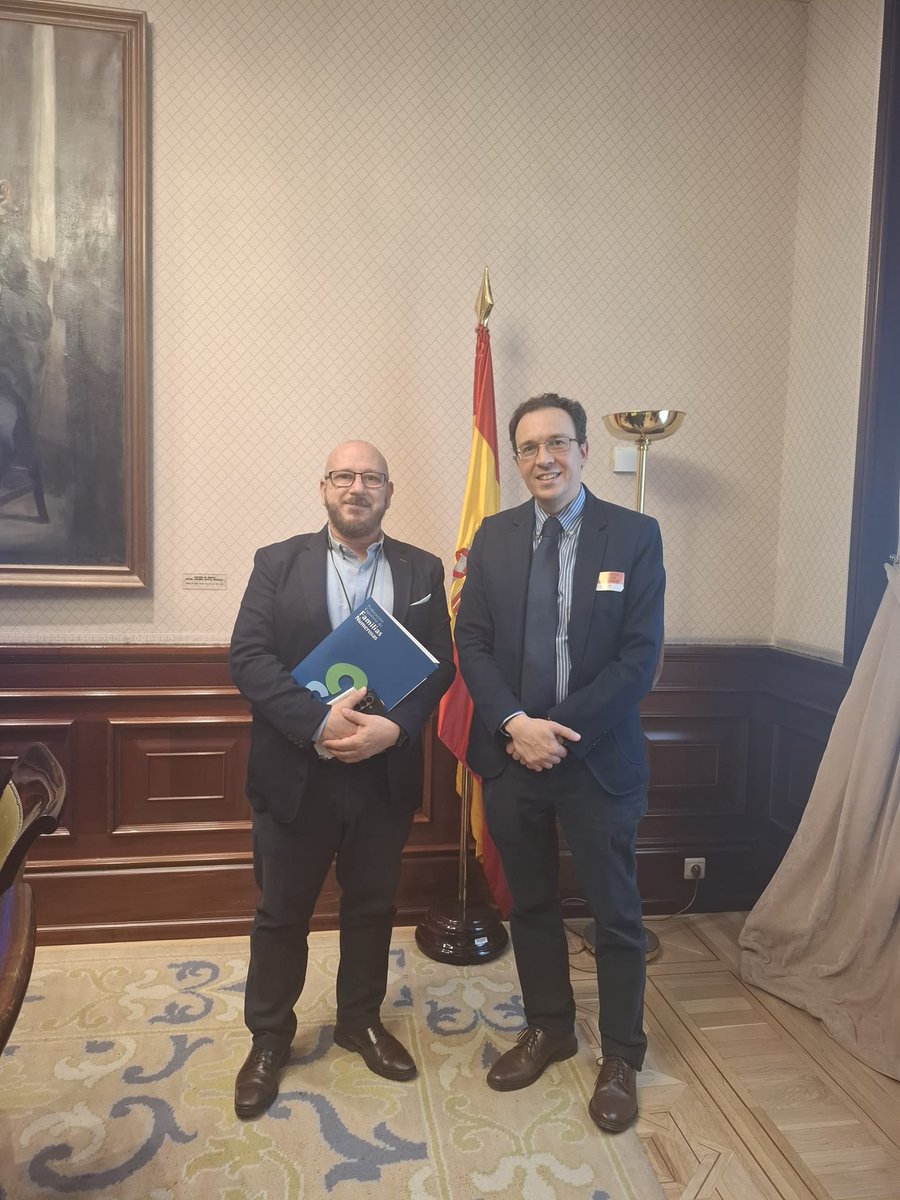 FamNumerosas's tweet photo. Seguimos trabajando para influir en las políticas públicas que mejoren la vida de las #familiasnumerosas y no las penalicen. Hoy hemos hablado de transporte con @fjosealcaraz de @vox_es. Pedimos bonificaciones en carné de conducir y poder llevar vehículos de +9 plazas sin el D1. https://t.co/k5h1rddRLf