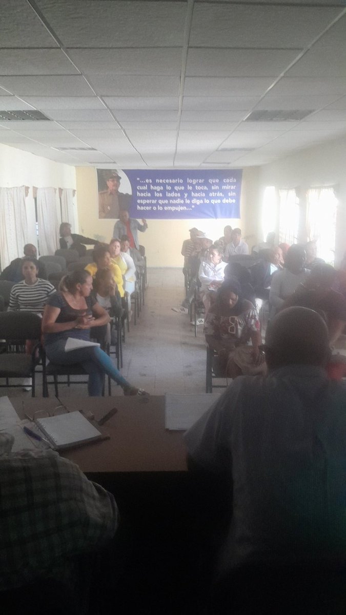 Como cada lunes en el camagueyano municipio Céspedes realizamos la reunión de coordinación de las tareas de la semana. #CéspedesUnidosyVictoriosos #Camagüey <a href="/DiazCanelB/">Miguel Díaz-Canel Bermúdez</a> <a href="/DrRobertoMOjeda/">Dr. Roberto Morales Ojeda</a> <a href="/WalterNoris/">Walter Simon Noris</a>