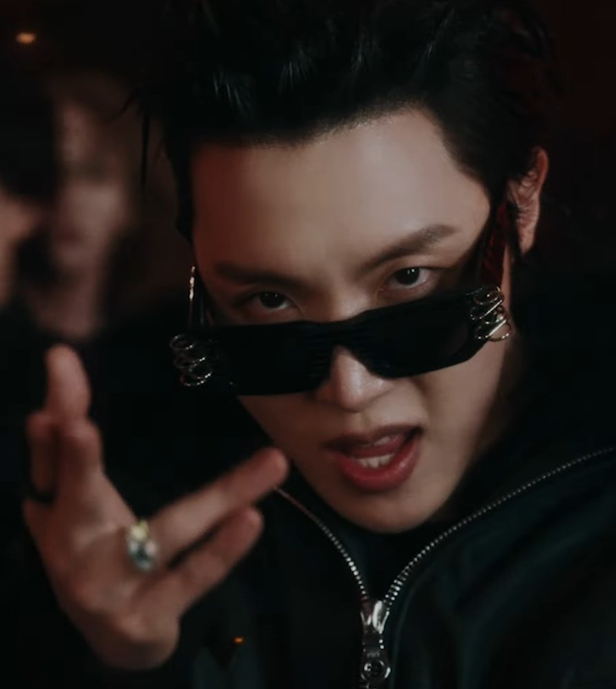 hobi's little ray of sunshine ☀️ tweet media