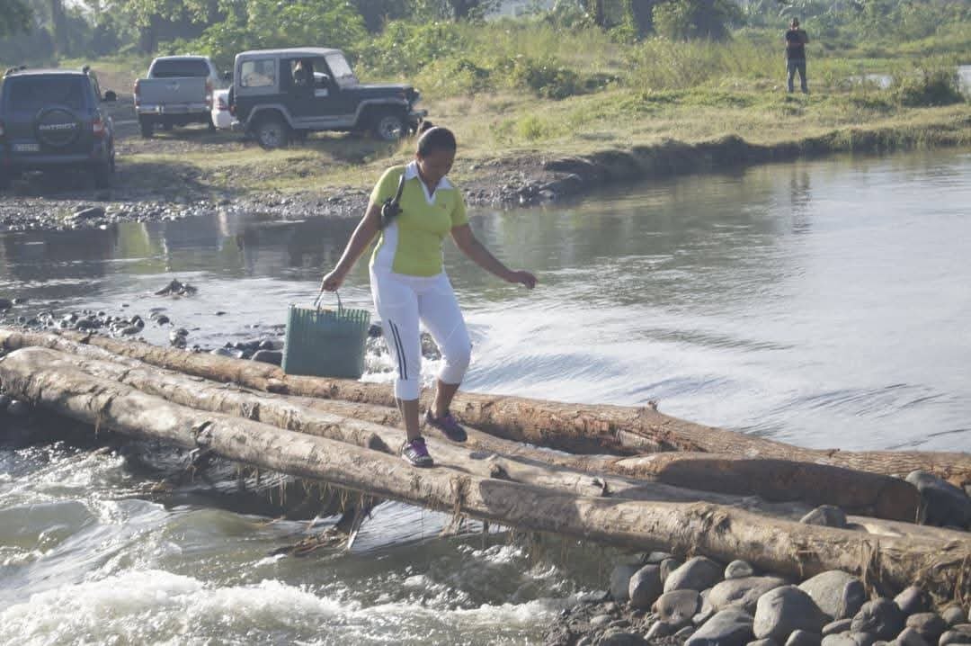 Estamos en #BartoloméMasó municipio montañoso, hermoso y lleno de historia y de paisajes espectaculares. De gente humilde y revolucionaria.
Entre otros objetivos a cumplimentar aquí llegamos hasta el puente que da paso a la UEB Acuipaso René Ramos Latour.