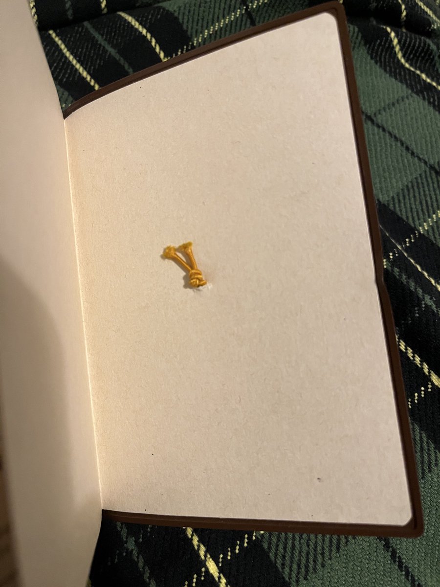 yu_ji's tweet photo. ほぼ日手帳を今年から5年手帳に切り替えてからカバーをずっと探していた、そして答えを見つけた！
カバーじゃないがこれは、なかなか良いかも������

机の引き出しに眠っていたトラベラーズノート用のチャームがここで活きるとは、裏表紙に思い切って穴開けたった。 https://t.co/XOyL5axQw1
