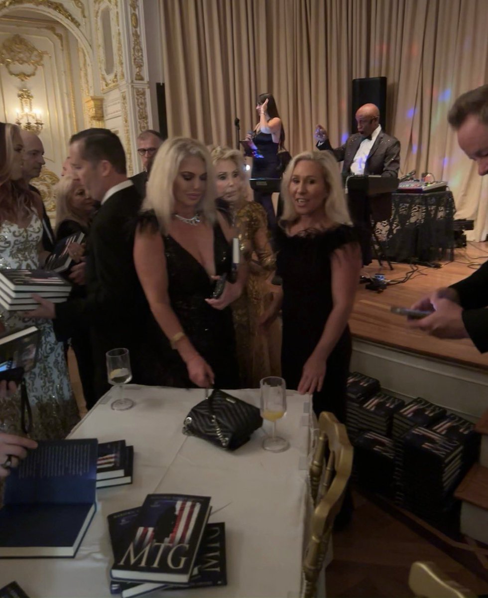 Lori Mills tweet media