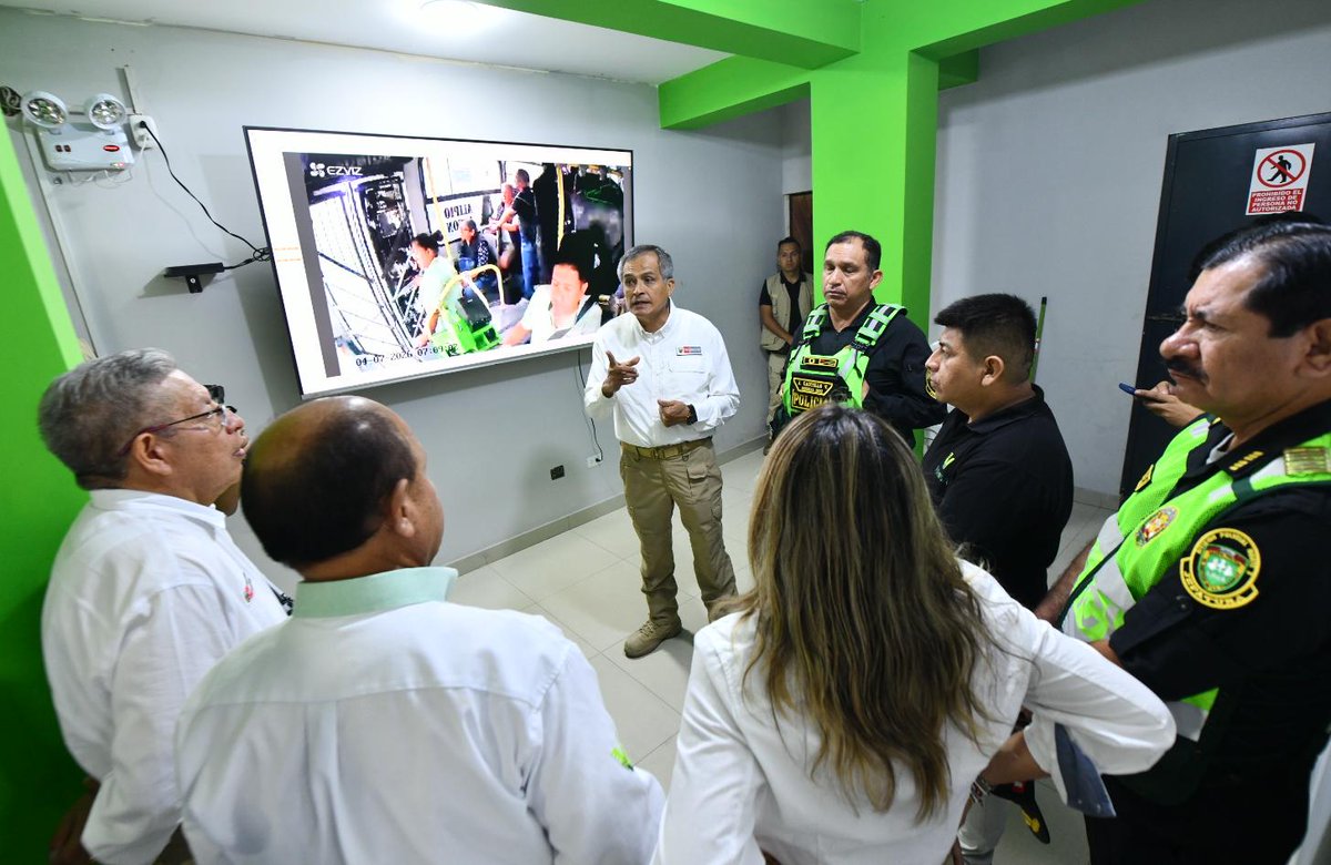 MininterPeru's tweet image. ¡Transporte seguro con tecnología! 🚌

#Ancón | El ministro del Interior, José Zapata, verificó el funcionamiento del centro de monitoreo y de las cámaras de seguridad de las unidades de transporte público de la empresa Virgen de la Puerta (Vipusa).