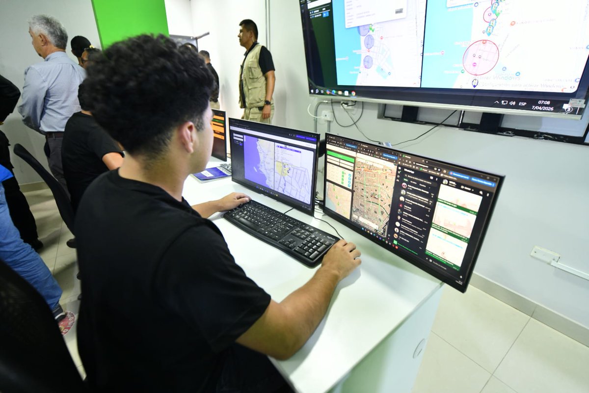 MininterPeru's tweet image. ¡Transporte seguro con tecnología! 🚌

#Ancón | El ministro del Interior, José Zapata, verificó el funcionamiento del centro de monitoreo y de las cámaras de seguridad de las unidades de transporte público de la empresa Virgen de la Puerta (Vipusa).