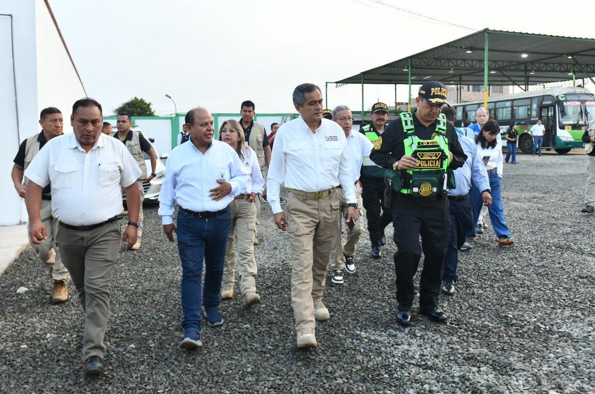 MininterPeru's tweet image. ¡Transporte seguro con tecnología! 🚌

#Ancón | El ministro del Interior, José Zapata, verificó el funcionamiento del centro de monitoreo y de las cámaras de seguridad de las unidades de transporte público de la empresa Virgen de la Puerta (Vipusa).