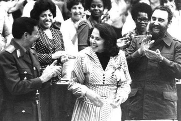 Fidel: “Yo estoy seguro que un día como hoy, Vilma estaría muy contenta porque estaría viendo que sacrificó su vida, todo el que muere luchando por la  Revolución va dejando energía en el camino, va dejando el esfuerzo y lucha por eso”.

#PasiónXCuba🇨🇺 #CubaViveEnSuHistoria