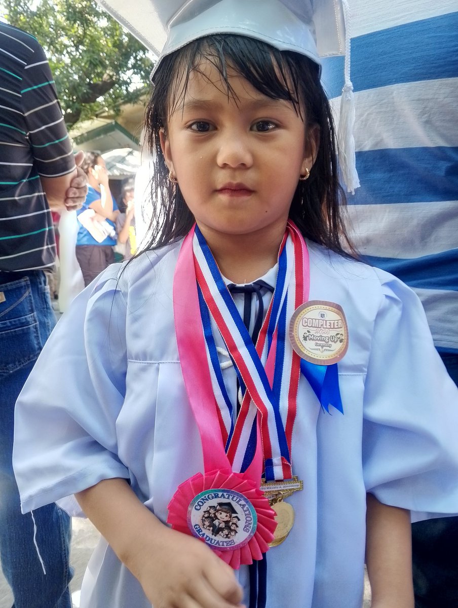 Miya52787's tweet image. It's already summer. ang init sa labas. pawisan ka na bunso...😆😅
Congratulations Anak...👏😍❤️

#LateUpload
#Amira
#Kindergarten
#WithHonor