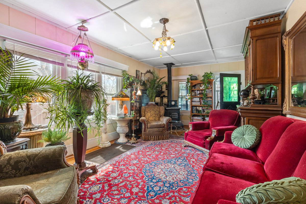 Zillow Gone Wild 🏡 tweet media