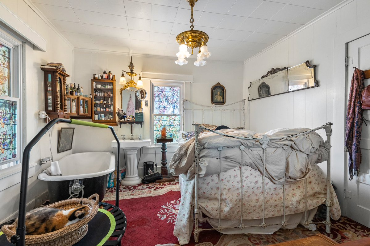 Zillow Gone Wild 🏡 tweet media