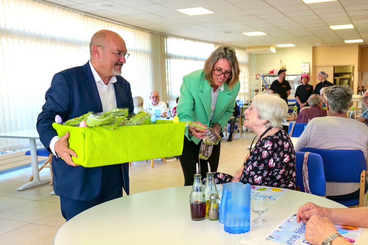 villedeSixFours's tweet photo. 🐣À l’occasion des fêtes de #Pâques, Monsieur le Maire @Boccaletti83 , accompagné de l’Adjointe aux Affaires Sociales Madame Carolyn Salva, s’est rendu dans les résidences autonomie de la ville pour un moment chaleureux avec nos aînés. https://t.co/uXR0hEMmNh