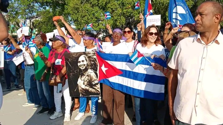 Roilancu1's tweet photo. Desbordado el Parque Mariana Grajales de #Mujeres este #7deAbril.
Orgullo de #PlazadelaRevolución y de #LaHabanaDeTodos.
Qué clase de pueblo tenemos.  
#TumbaElBloqueo 
#PorSiempreVilma 
#PlazaEnElCorazón 
#CubaEstáFirme https://t.co/d88rtdJXsK