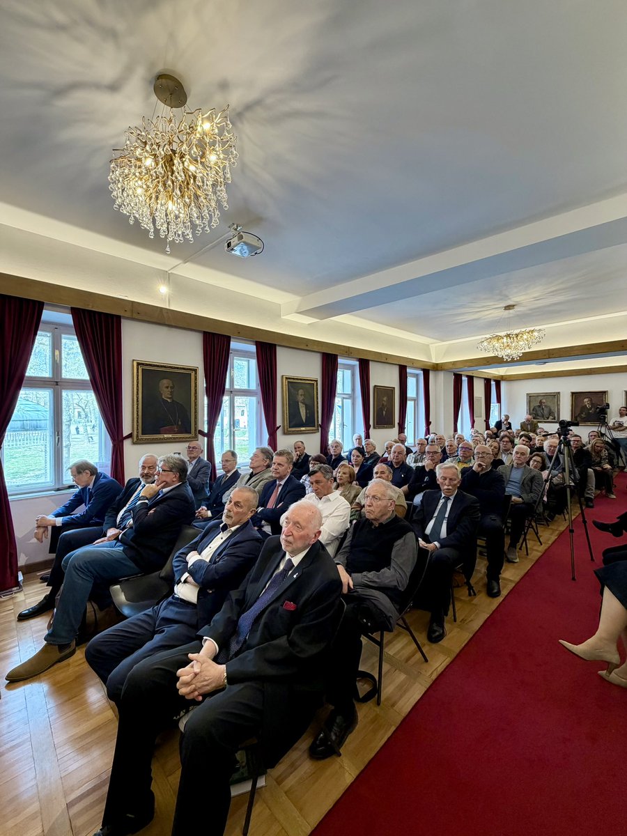 Iskrene čestitke Dimitriju Ruplu ob njegovi 80-letnici. 🎉

Pred 37 leti smo v njegovem kabinetu na fakulteti dokončali zadnji osnutek Majniške deklaracije, ki še danes ni v celoti uresničena. Želeli smo državo slovenskega naroda, v kateri si bomo sami določali vero in postave.