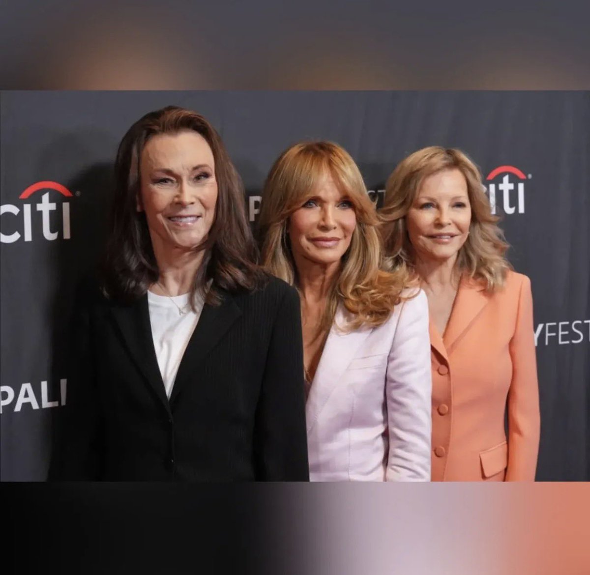 Oshum69's tweet image. Ayer, tres de las estrellas de "Charlie's Angels", Kate Jackson, Jaclyn Smith y Cheryl Ladd, se reunieron en la celebración del 50 aniversario del popular programa de televisión de PaleyFest en Hollywood, California 🎬
📷 Kevin Inviern
#CharlieAngels