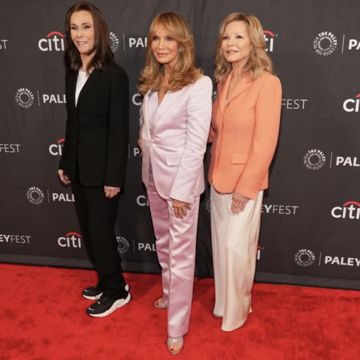 Oshum69's tweet image. Ayer, tres de las estrellas de "Charlie's Angels", Kate Jackson, Jaclyn Smith y Cheryl Ladd, se reunieron en la celebración del 50 aniversario del popular programa de televisión de PaleyFest en Hollywood, California 🎬
📷 Kevin Inviern
#CharlieAngels