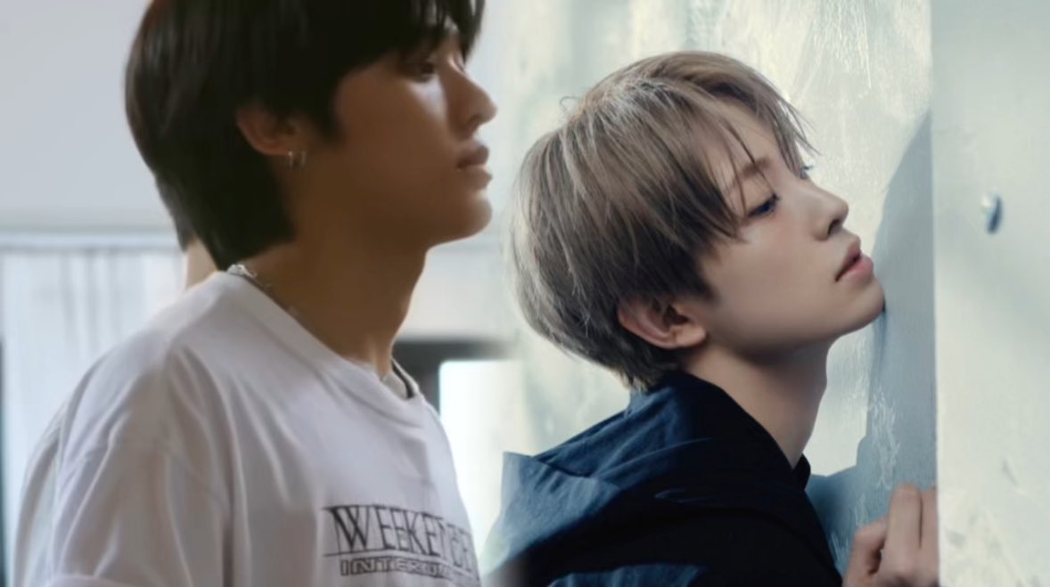 죄송해요.. 저는 그냥 이사진두개를
꼭 붙여보고싶었어요 무슨 의도가잇는건아니에요 진짜로...