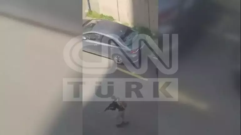 MarianoGiustino's tweet image. AGGIORNAMENTI su attentato di #Istanbul:
- ECCO COME I TERRORISTI SONO ARRIVATI DAVANTI AL CONSOLATO ISRAELIANO! Qui, le immagini. 
- Uno degli attentatori aveva legami con l'#Isis. lo ha dichiarato il ministro dell'Interno della #Turchia.
- Tre attentatori che avevano preso di