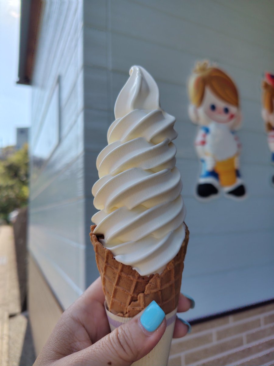 chiyomamanosu's tweet photo. 日曜日はカレーフェスのあと思いつき時津までソフトクリーム食べに行った🍦口コミでは400円だったがいつの間にか値上がり500円。味とギュウギュウお得感は口コミどおり💕
長閑な場所で行きは上横尾バス停から10分歩く程度だったが帰りは時津(継石)まで30分あまり歩いたwいい運動になった😆
#Fs1089 https://t.co/0mdU5ULApE