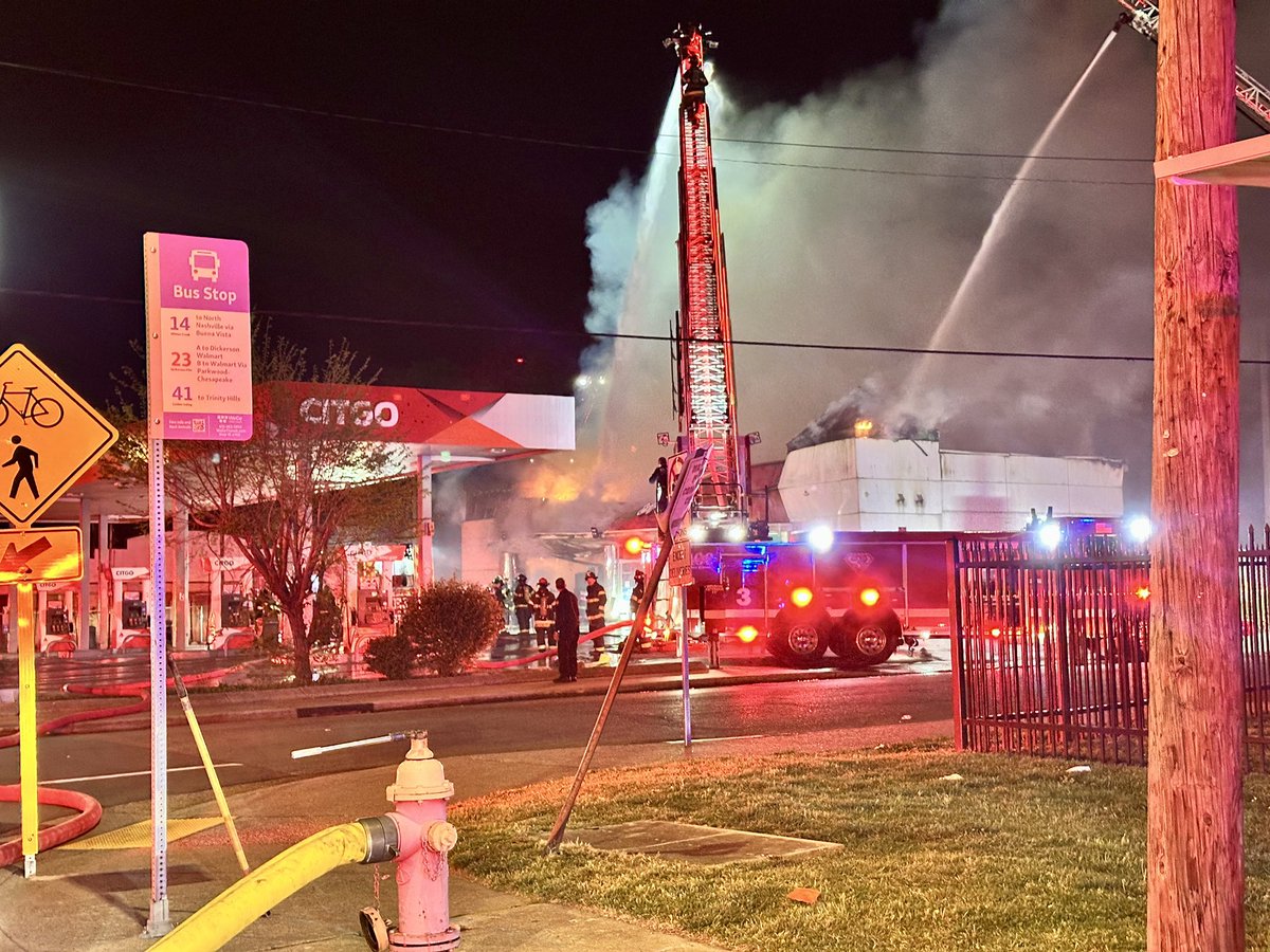 JaxiePidgeon's tweet image. BREAKING NEWS: A massive fire is burning at a Citgo gas station in East Nashville along Dickerson Pike. Flames appear to have started inside the attached convenience store as crews work to get the situation under control. 🔥 @WKRN
