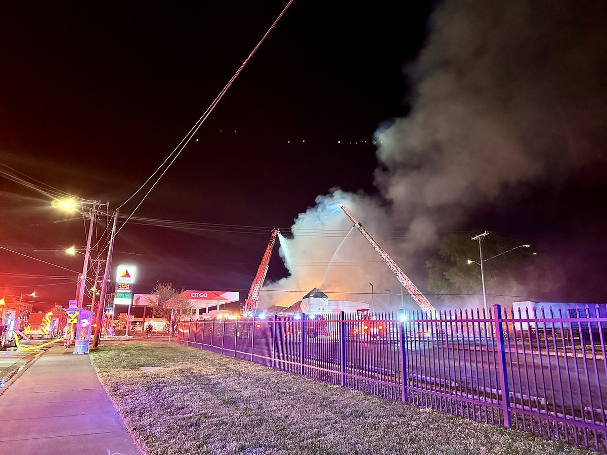 JaxiePidgeon's tweet image. BREAKING NEWS: A massive fire is burning at a Citgo gas station in East Nashville along Dickerson Pike. Flames appear to have started inside the attached convenience store as crews work to get the situation under control. 🔥 @WKRN