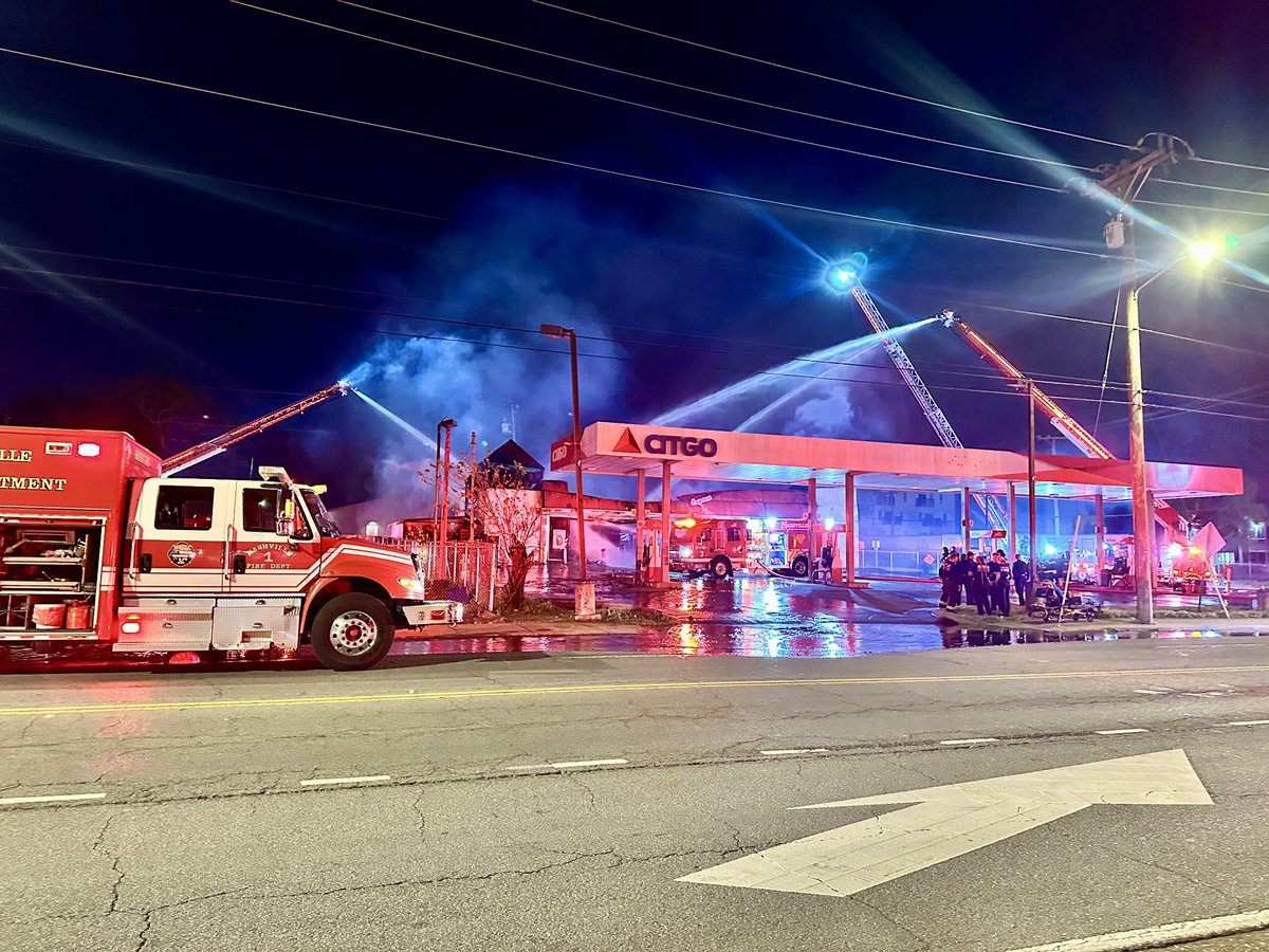 JaxiePidgeon's tweet image. BREAKING NEWS: A massive fire is burning at a Citgo gas station in East Nashville along Dickerson Pike. Flames appear to have started inside the attached convenience store as crews work to get the situation under control. 🔥 @WKRN